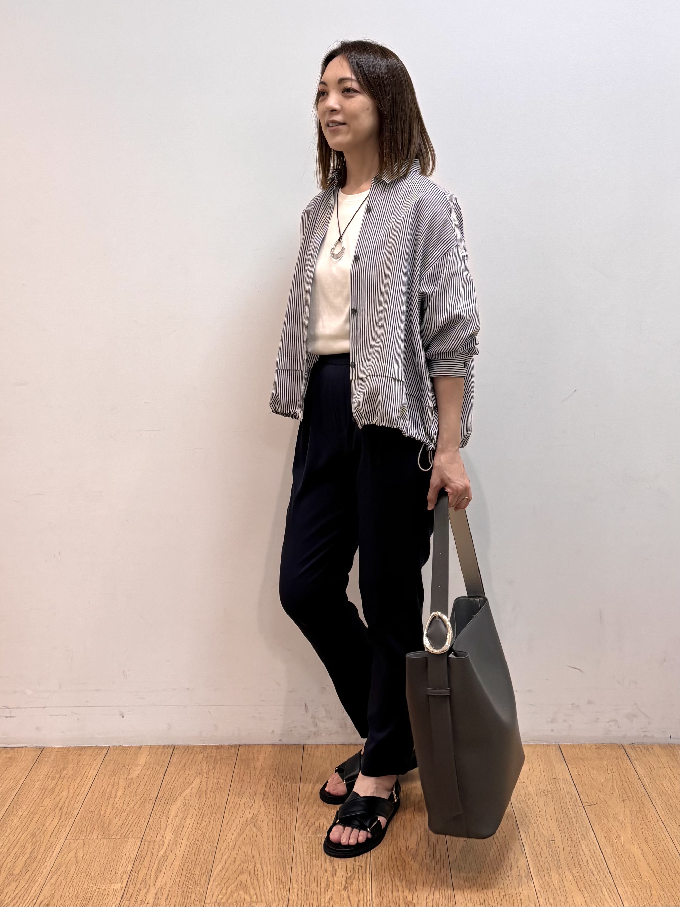 mikkoさんの「INDIVI｜【接触冷感／洗える／2WAY】ドロスト付 シアーシャンブレーシャツ」を使ったコーディネート