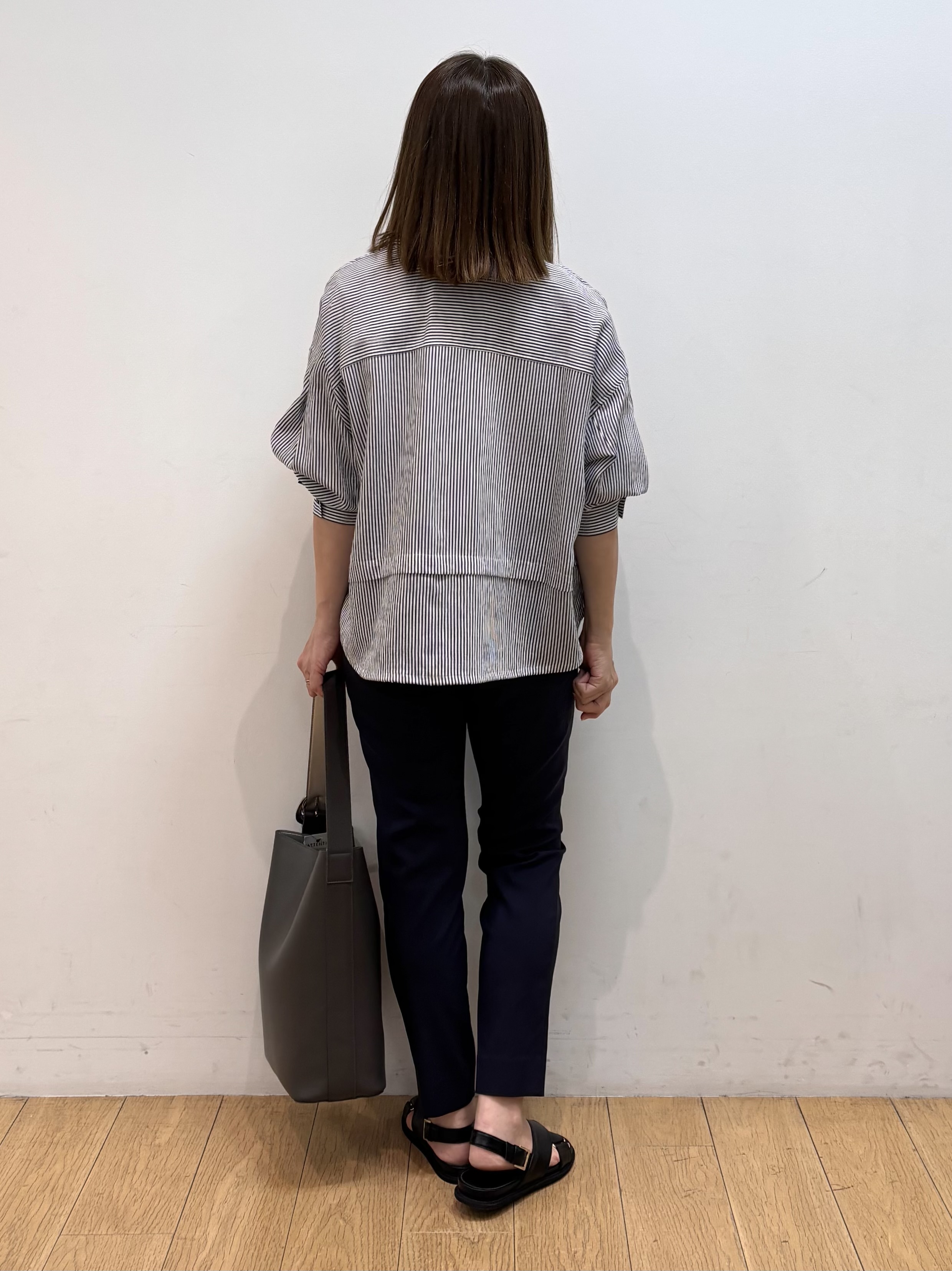 mikkoさんの「INDIVI｜【接触冷感／洗える／2WAY】ドロスト付 シアーシャンブレーシャツ」を使ったコーディネート