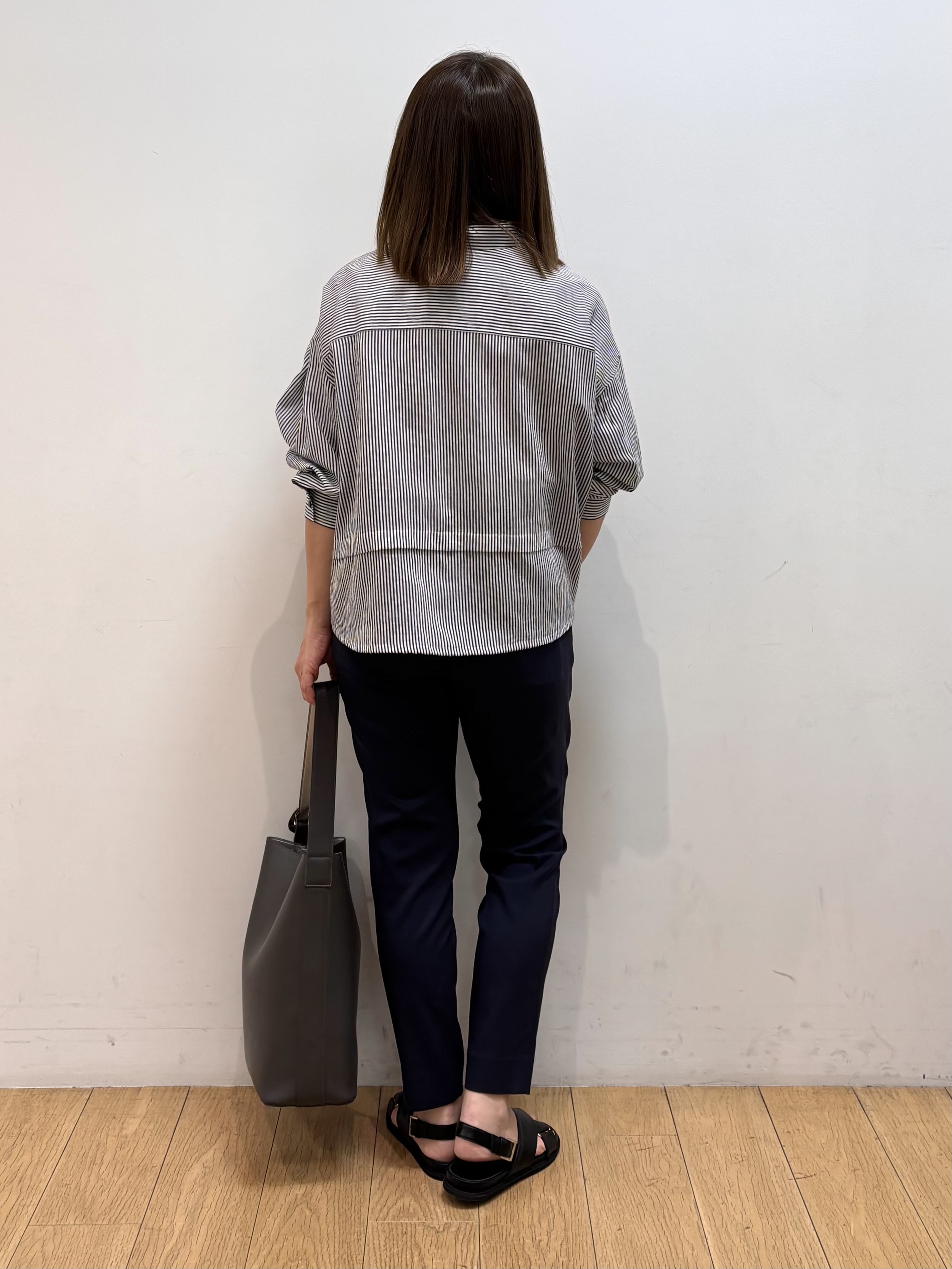 mikkoさんの「INDIVI｜【接触冷感／洗える／2WAY】ドロスト付 シアーシャンブレーシャツ」を使ったコーディネート