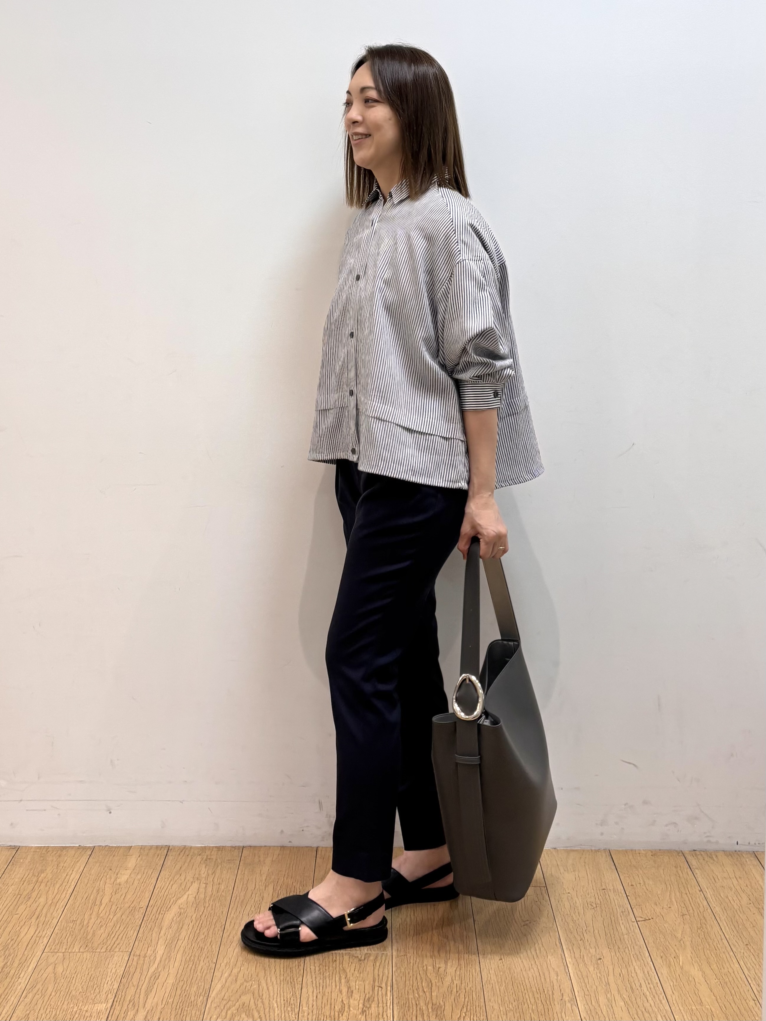 mikkoさんの「INDIVI｜【接触冷感／洗える／2WAY】ドロスト付 シアーシャンブレーシャツ」を使ったコーディネート
