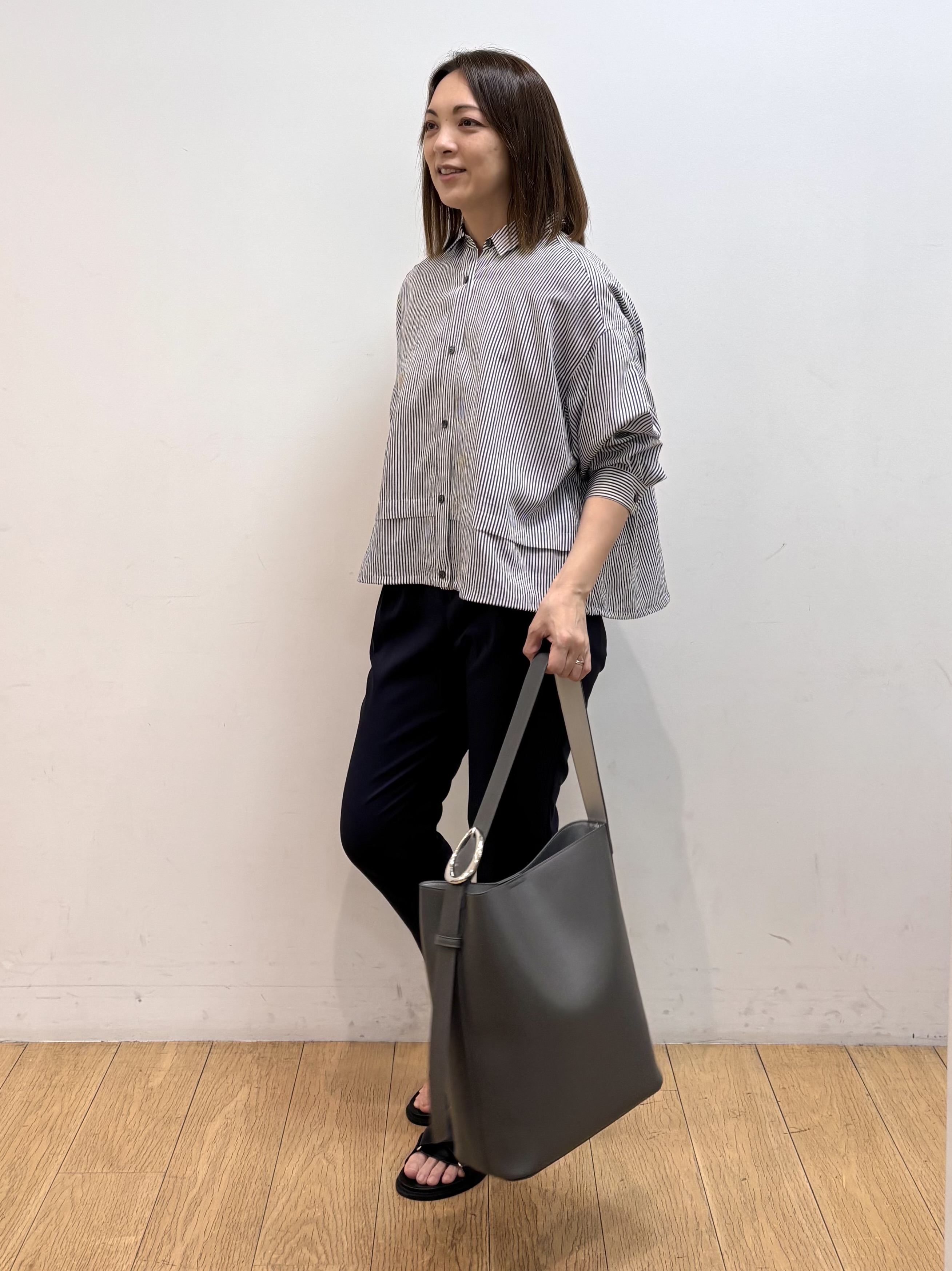 mikkoさんの「INDIVI｜【接触冷感／洗える／2WAY】ドロスト付 シアーシャンブレーシャツ」を使ったコーディネート