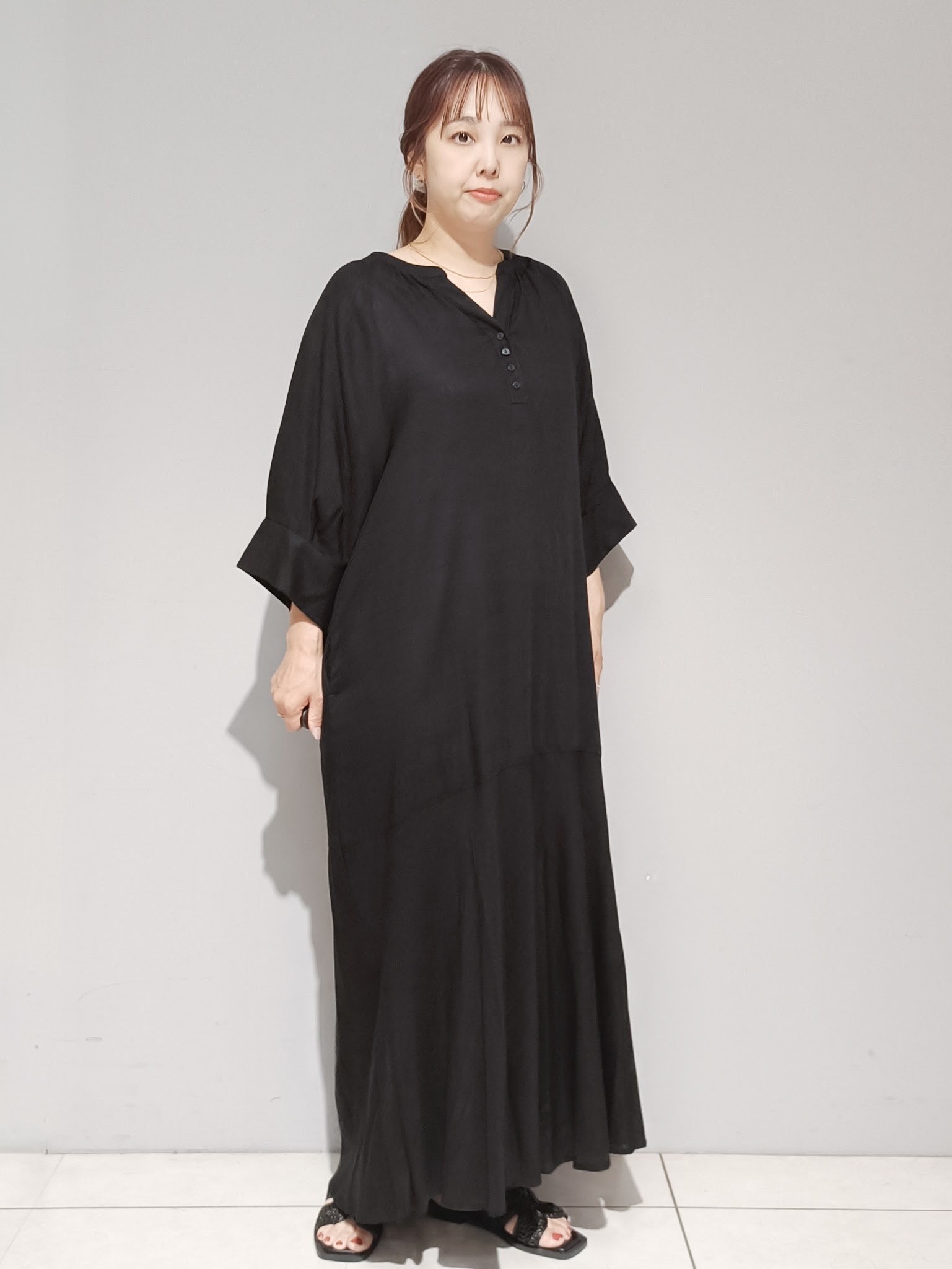 kaoriさんの「OPAQUE.CLIP｜キーネックロングワンピース【洗える】」を使ったコーディネート