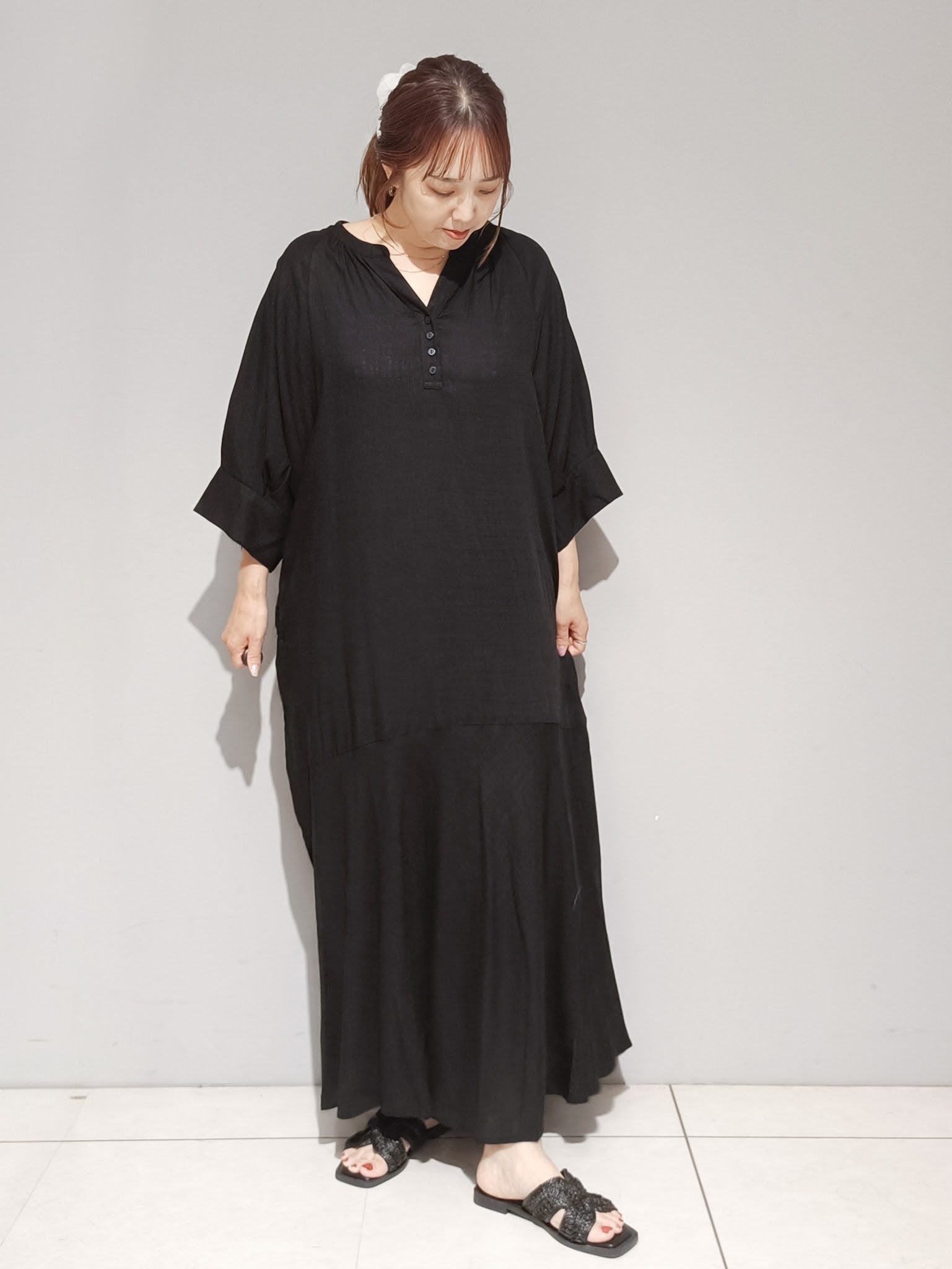 kaoriさんの「OPAQUE.CLIP｜キーネックロングワンピース【洗える】」を使ったコーディネート