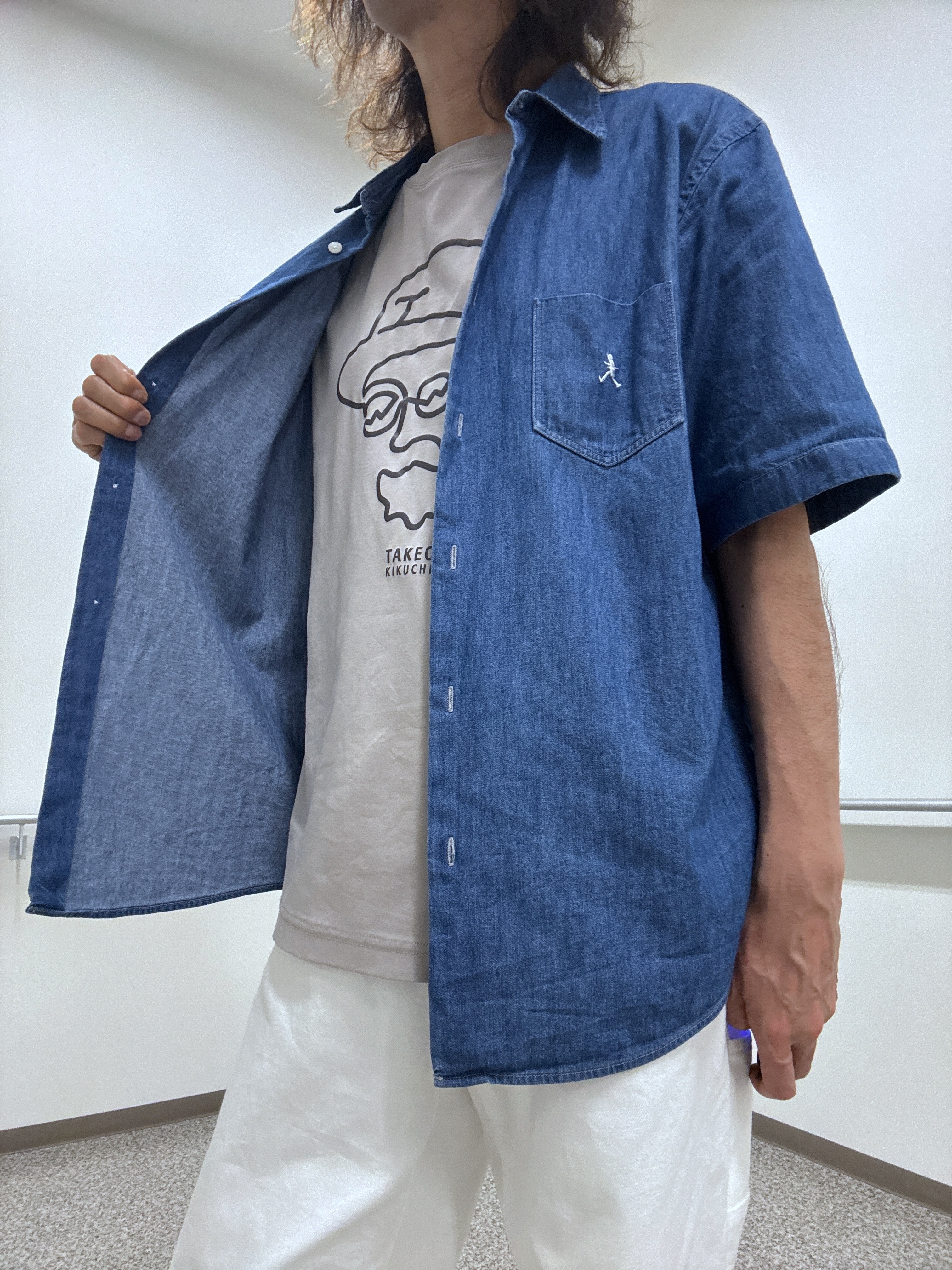 おーのさんの「TAKEO KIKUCHI｜【BOWLER HAT LABEL】ボーラーハットウォーカー刺繍 半袖デニムシャツ」を使ったコーディネート