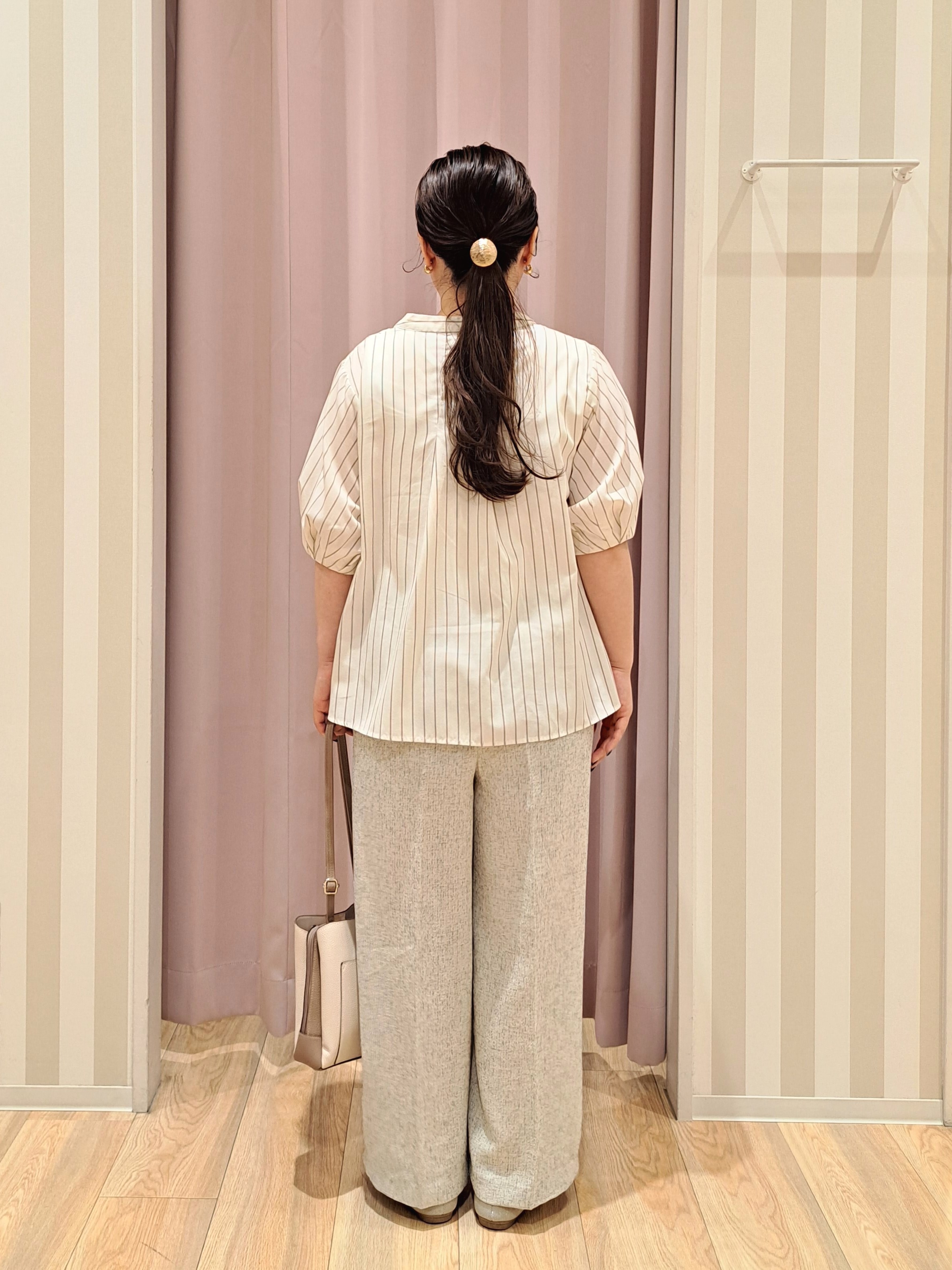 sho*さんの「SHOO･LA･RUE｜【高レビュー/洗濯後しわになりにくい/インせず着られる】自然に体型カバー 麻調ペプラムブラウス」を使ったコーディネート