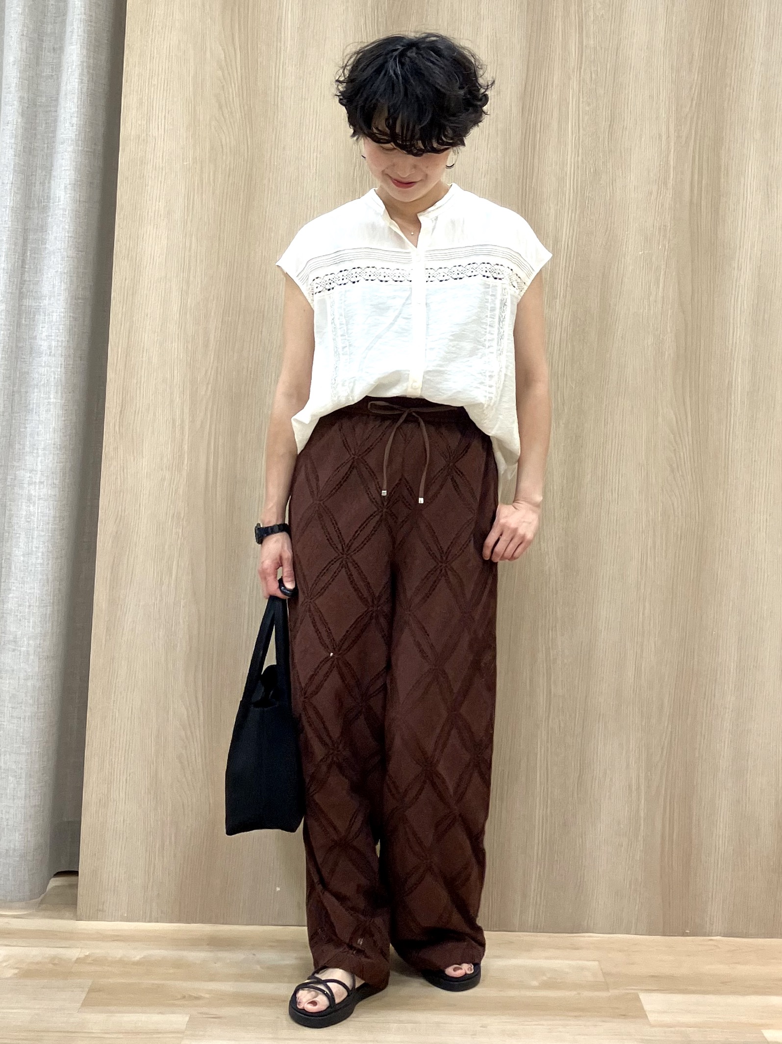 Keiさんの「grove｜【洗える・ON/OFF使える】繊細レースが引き立つ、フレンチ袖ブラウス」を使ったコーディネート