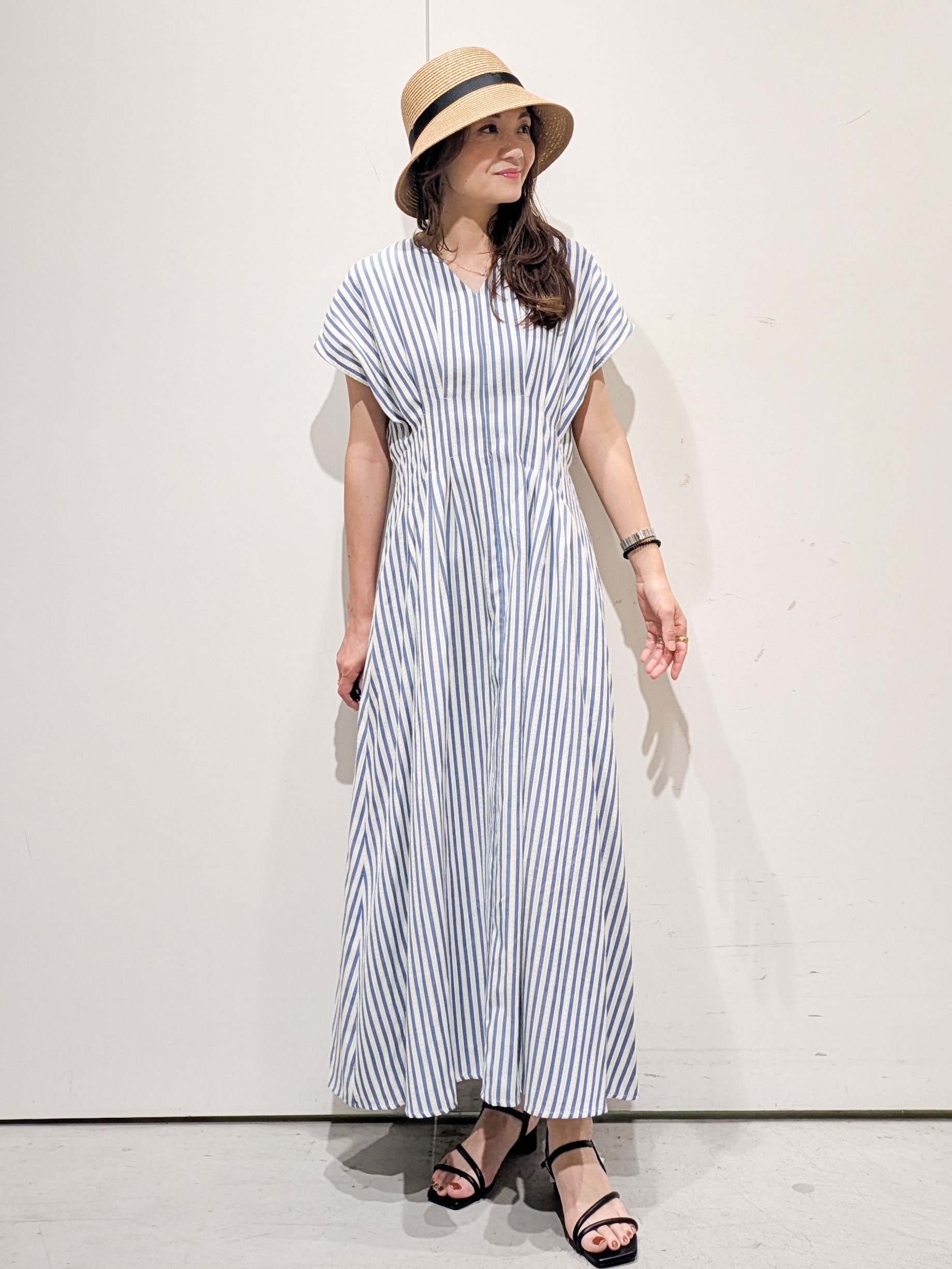 machiさんの「OPAQUE.CLIP｜Vネックウエストタックワンピース【イージーアイロン/洗濯機OK】」を使ったコーディネート