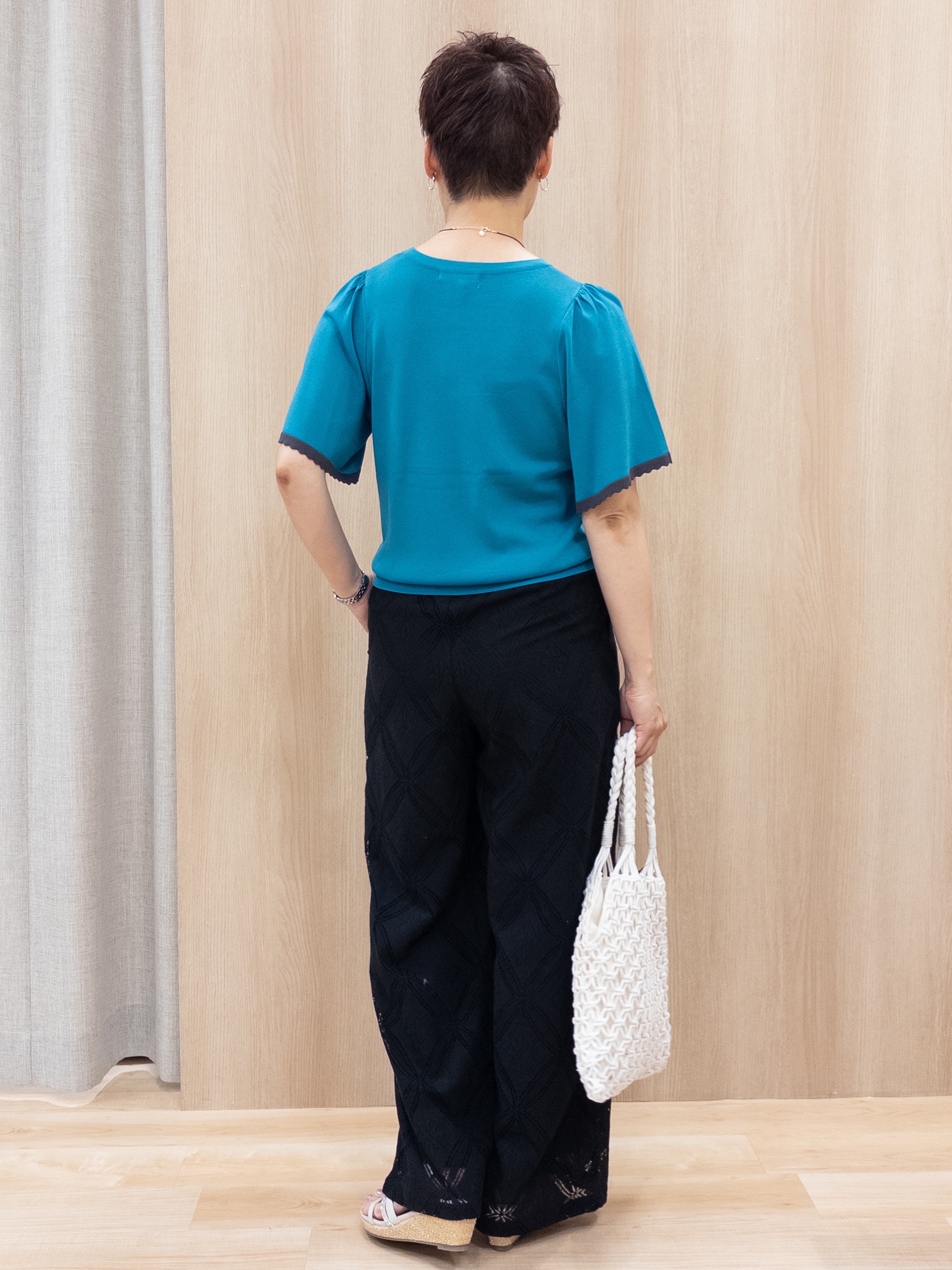 シュウコさんの「grove｜高評価！【シリーズ累計36万枚！名品ニット】やわらかドライタッチ スカラップスリーブニット」を使ったコーディネート