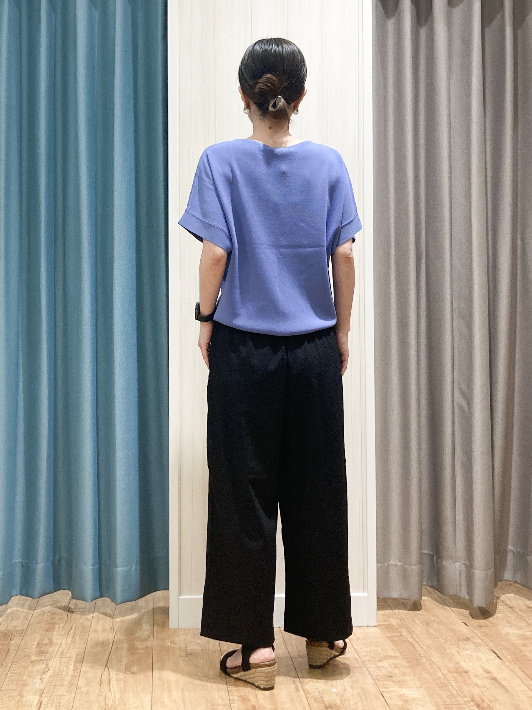 thさんの「SHOO･LA･RUE｜【毎日洗える/UV】二の腕隠れる さらっとドルマン半袖ニット」を使ったコーディネート