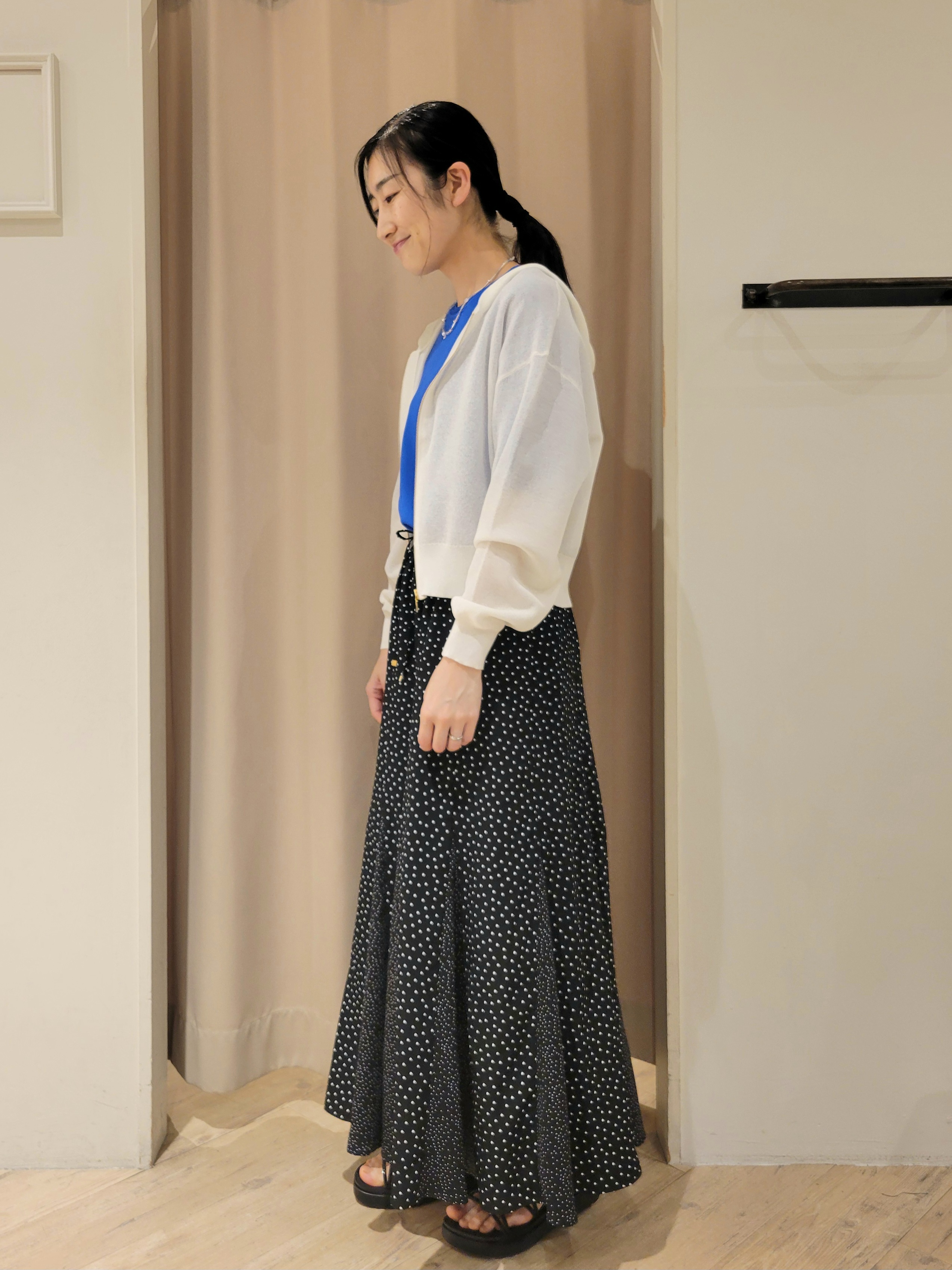 いそさんの「grove｜【洗濯機OK・UVカット】大人の抜け感、シアーニットフードパーカ」を使ったコーディネート