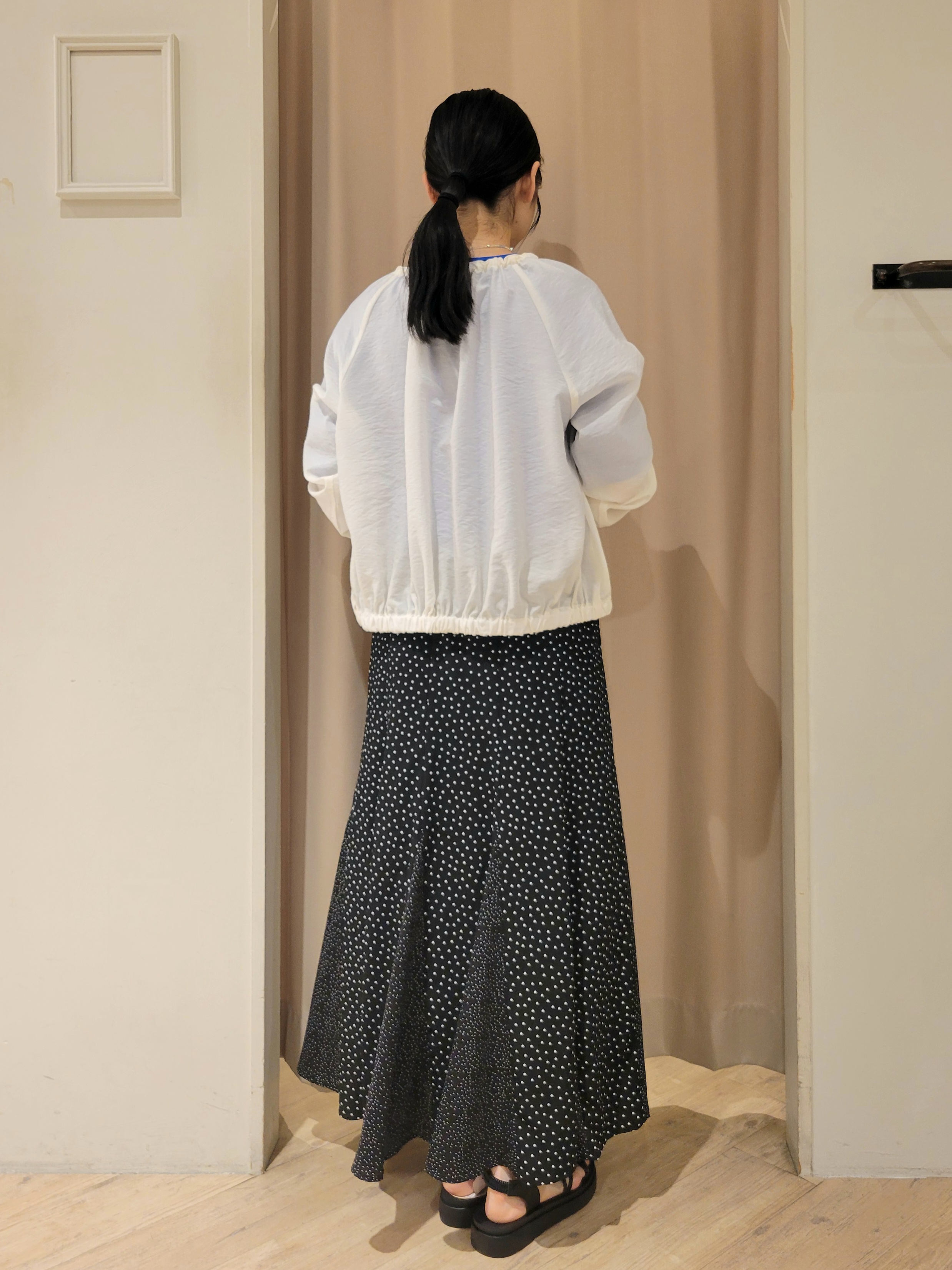 いそさんの「grove｜気温調整にも◎ブラウス感覚で羽織れるシアーブルゾン」を使ったコーディネート