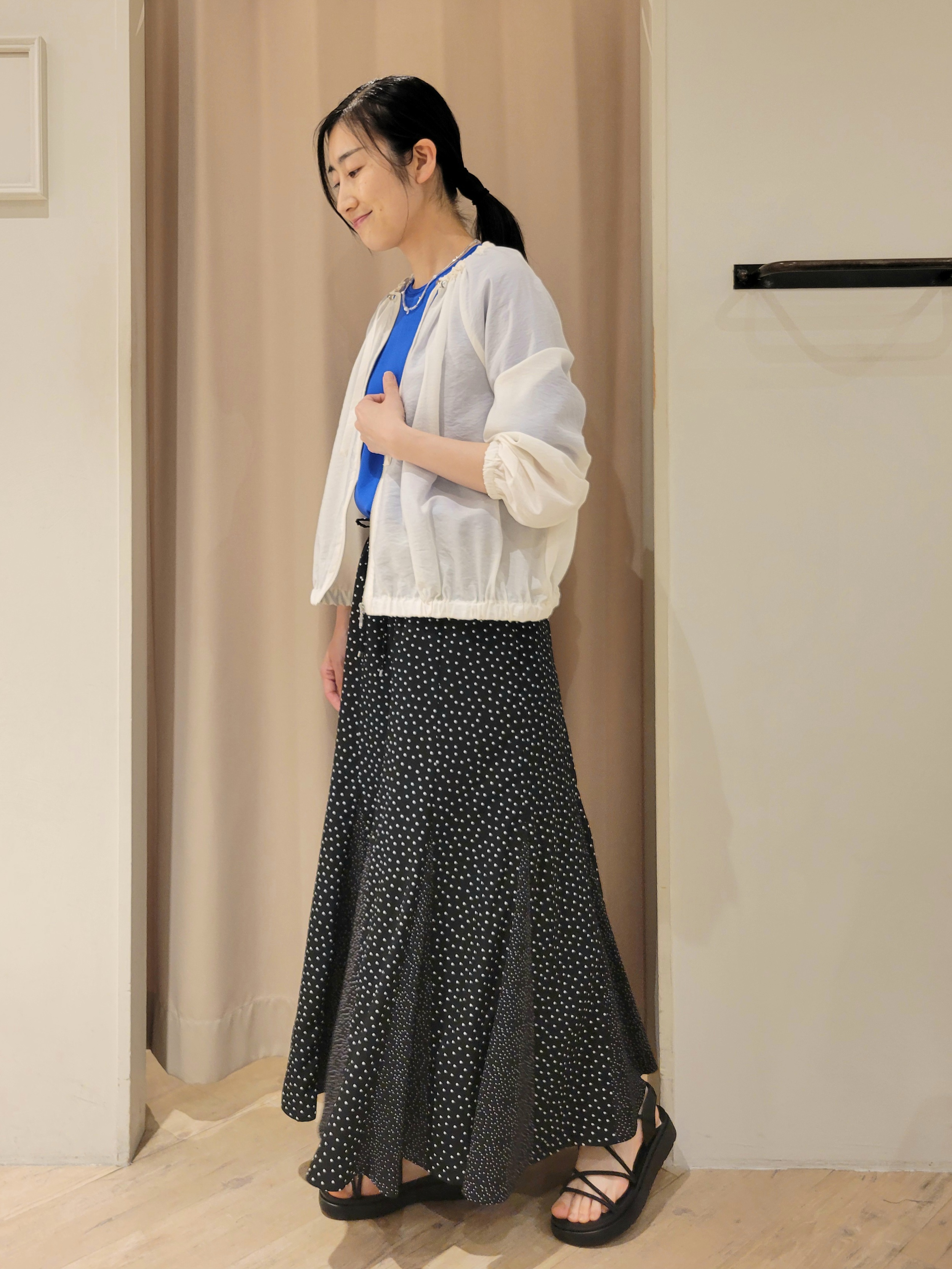 いそさんの「grove｜気温調整にも◎ブラウス感覚で羽織れるシアーブルゾン」を使ったコーディネート