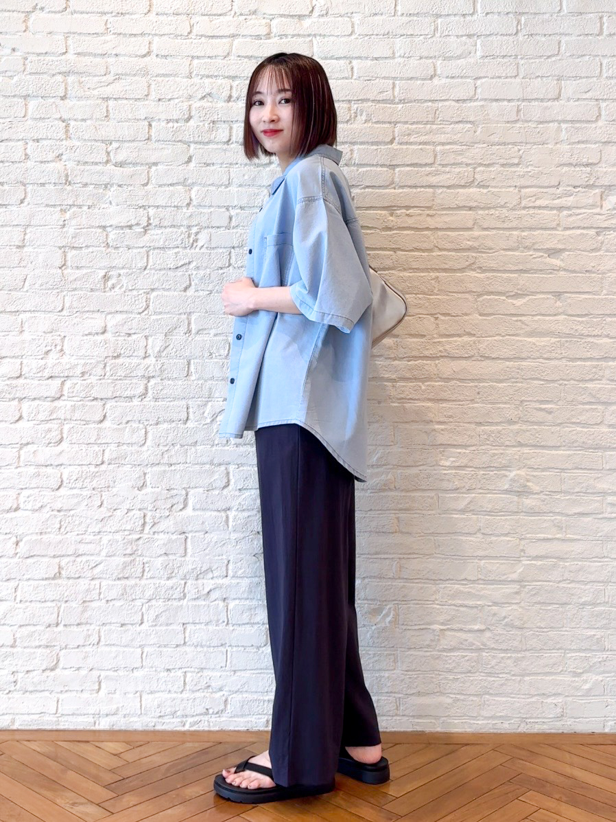 𝐜𝐡𝐢𝐤𝐚さんの「SHOO･LA･RUE｜【セットアップ可/S-LL】ライトオンスデニム 5分袖シャツ」を使ったコーディネート