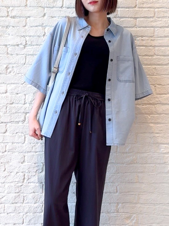 𝐜𝐡𝐢𝐤𝐚さんの「SHOO･LA･RUE｜【セットアップ可/S-LL】ライトオンスデニム 5分袖シャツ」を使ったコーディネート