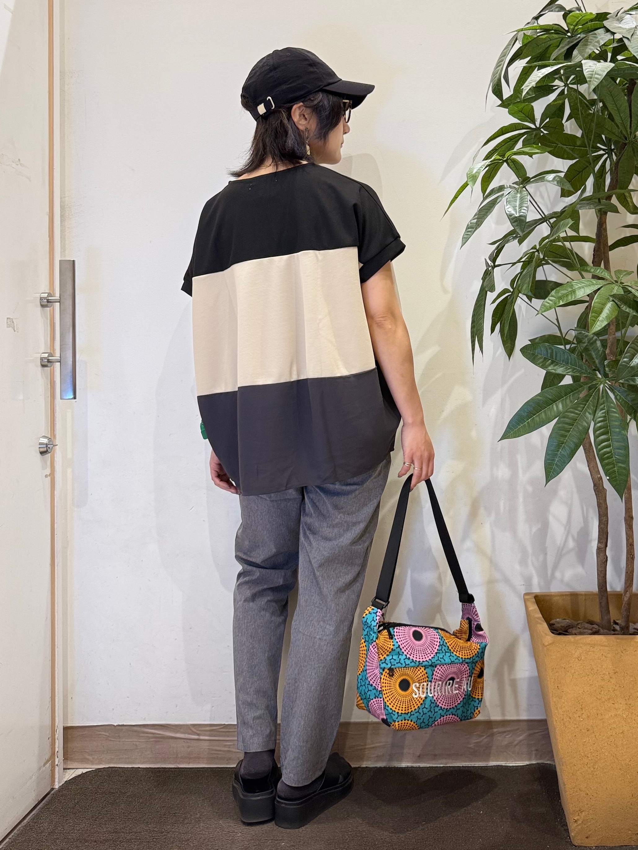 misakiさんの「SHOO･LA･RUE｜【S-LL/洗濯機可/体型カバー】インせず着られる 異素材ブロッキング ドルマンＴシャツ」を使ったコーディネート