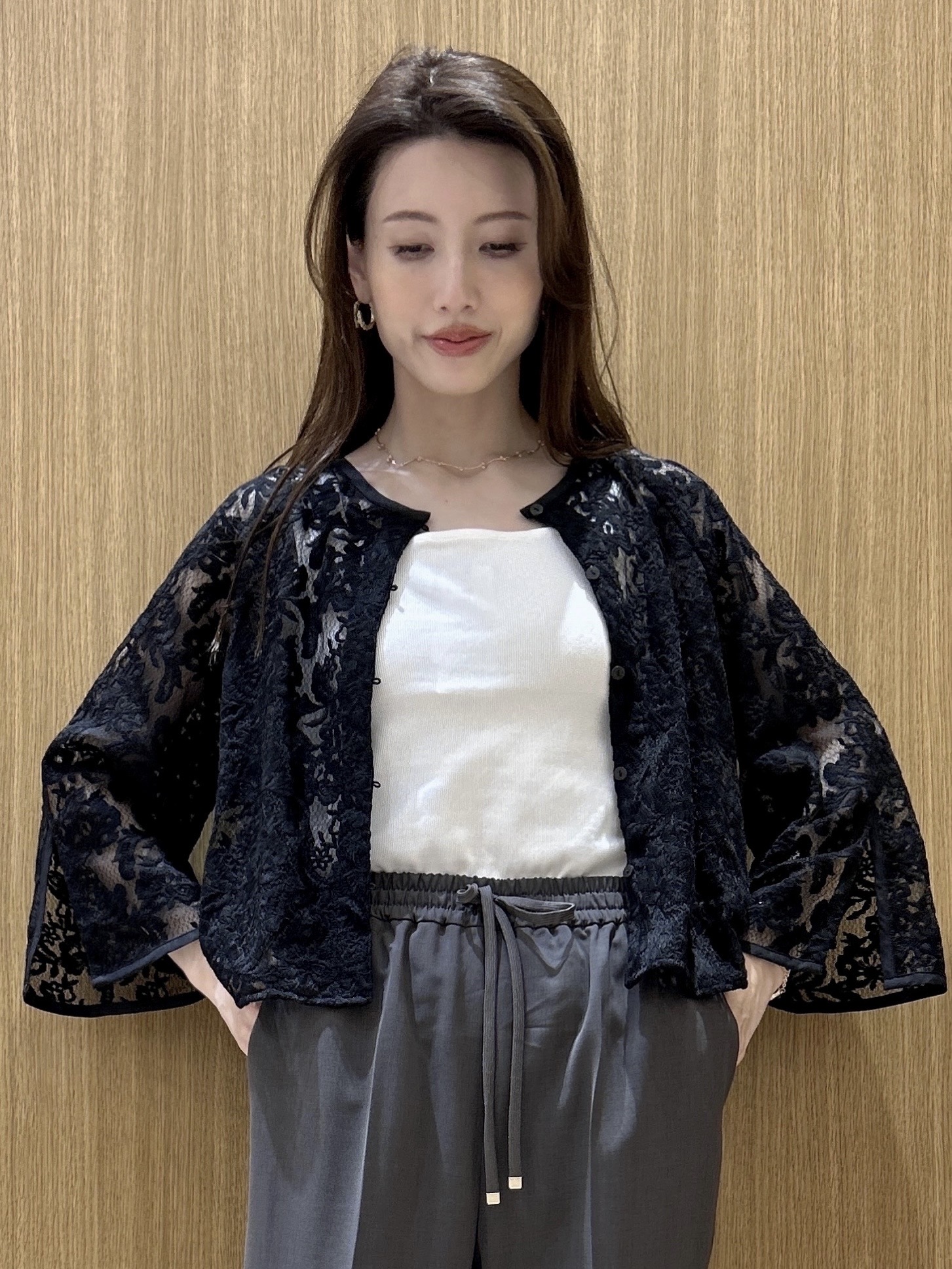 maiさんの「OPAQUE.CLIP｜刺繍レースショートブラウス【洗える】」を使ったコーディネート