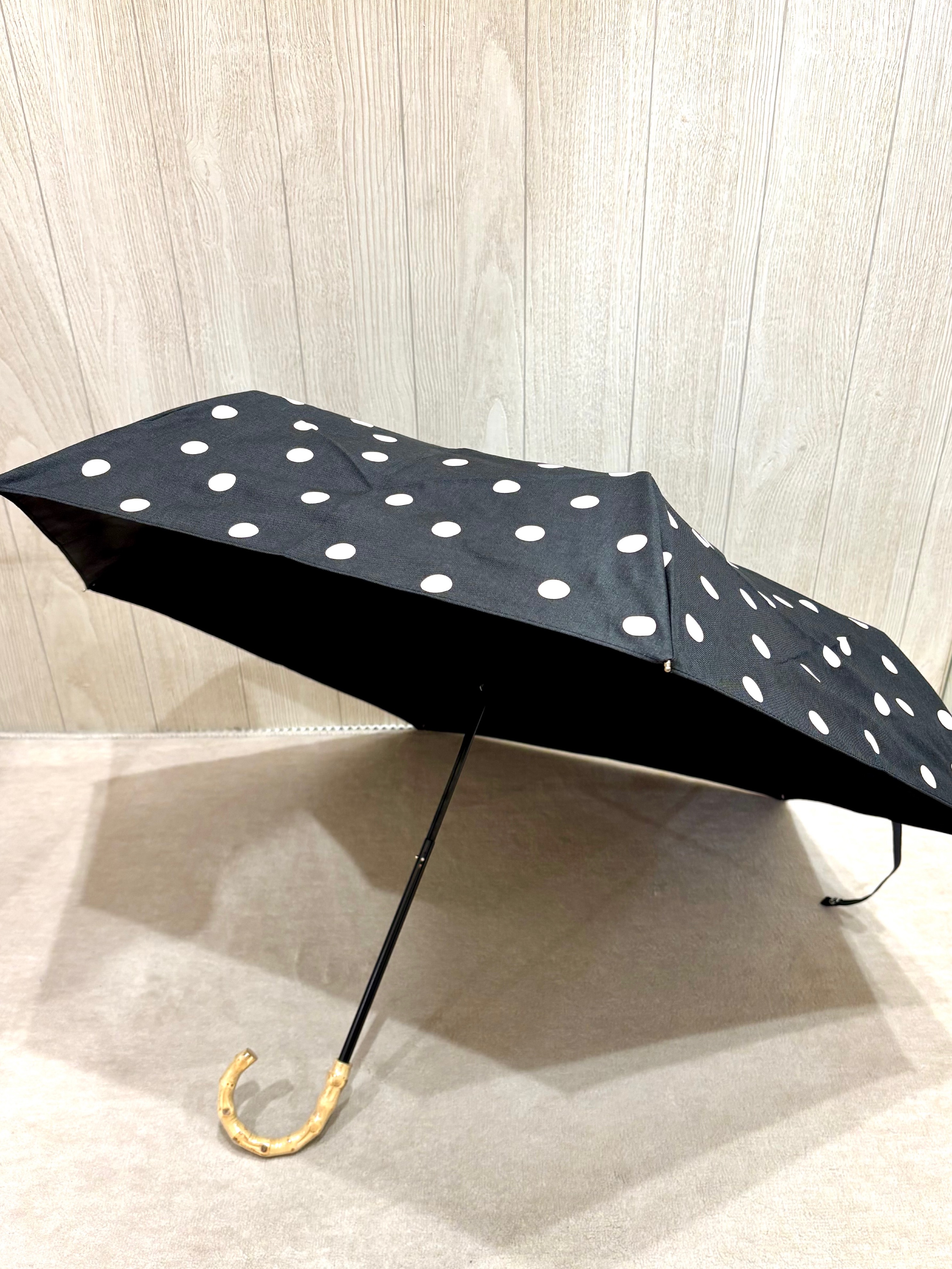 Nさんの「SHOO･LA･RUE｜【晴雨兼用】ドット折りたたみ傘【because】」を使ったコーディネート