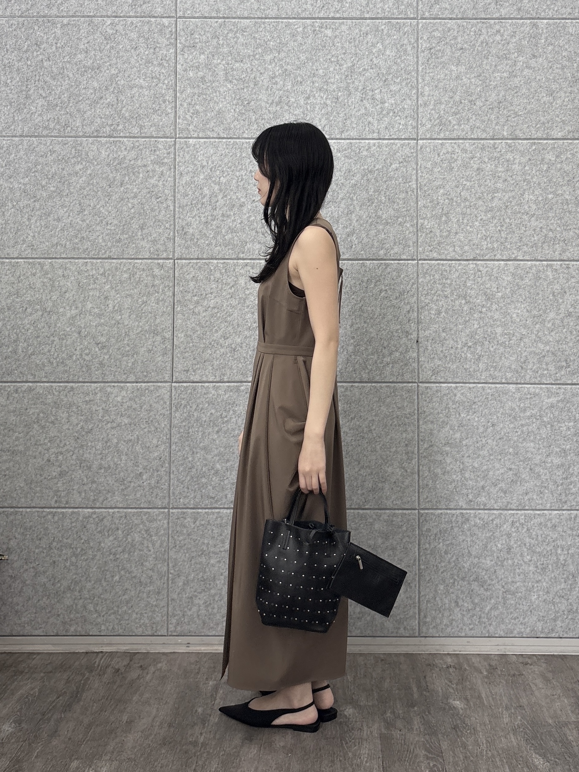 rinaさんの「INDIVI｜スリーブレスクロップドカーディガン」を使ったコーディネート