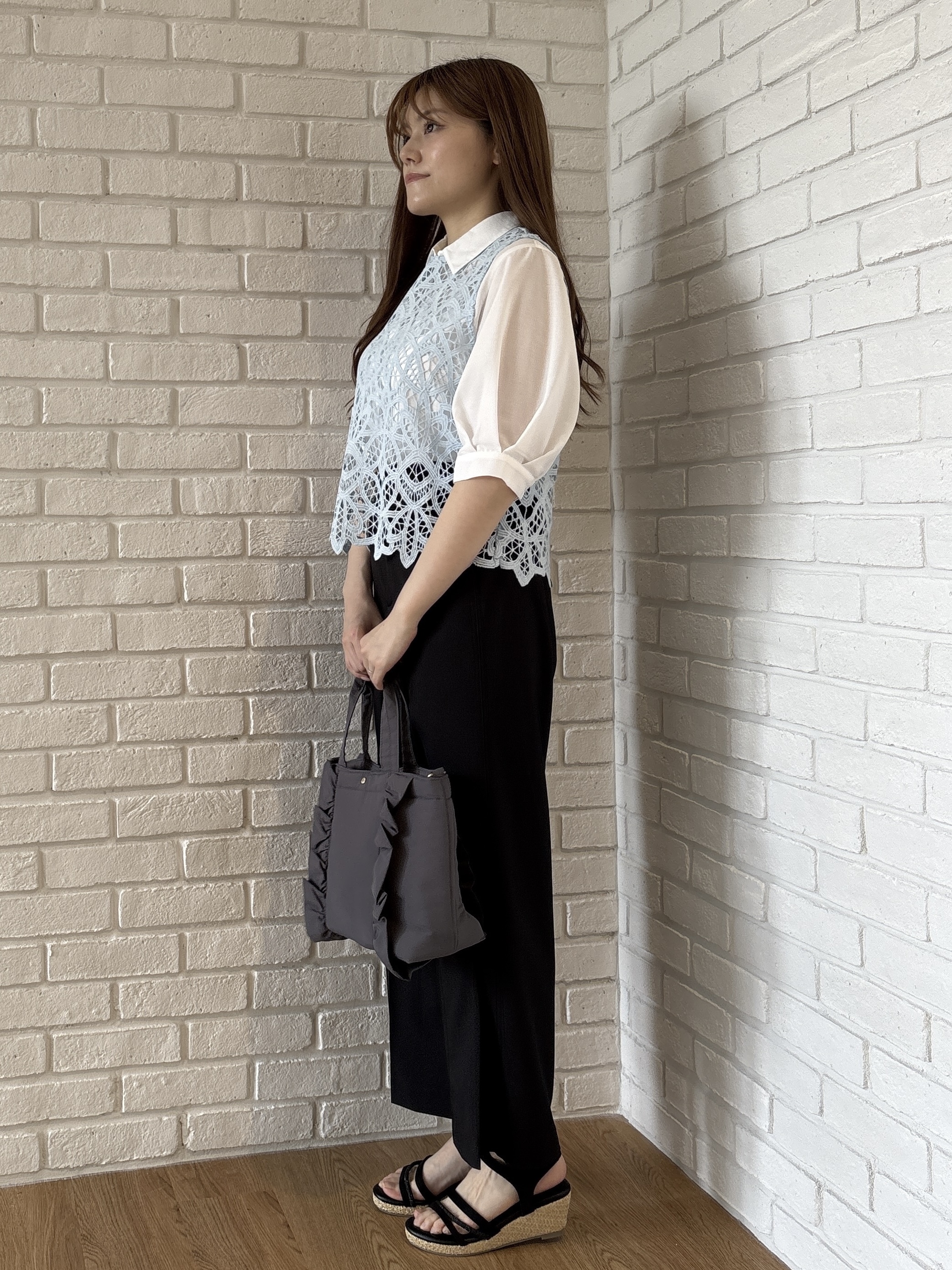 sayaさんの「grove｜【2点SET・二の腕カバー】レースベスト&times;シアーブラウスSET」を使ったコーディネート