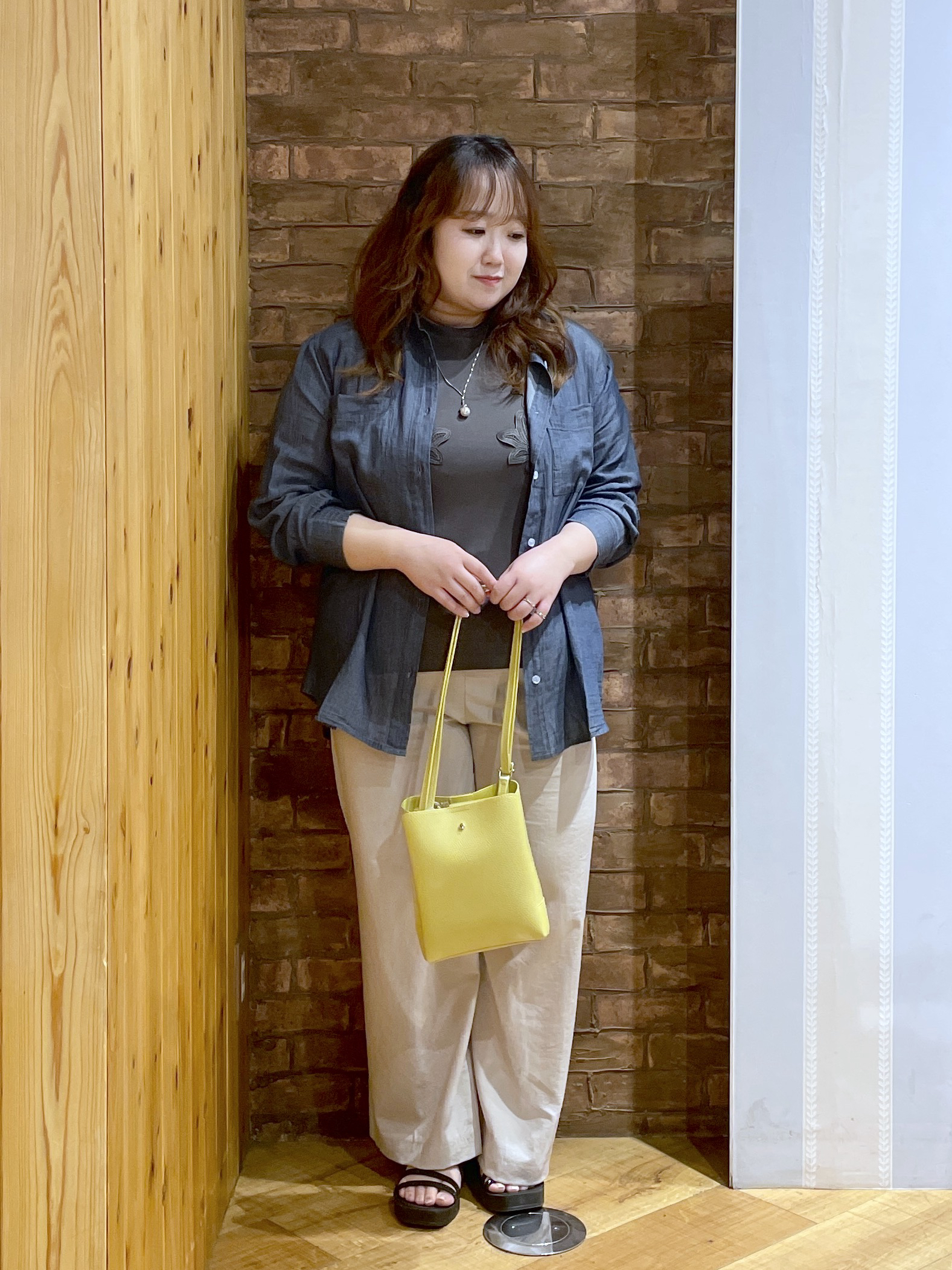 Risaさんの「SHOO･LA･RUE｜【高レビュー/S-LL/洗濯機可/セットアップ可】着丈選べる 軽凛(かろりん) フラップイージーパン」を使ったコーディネート