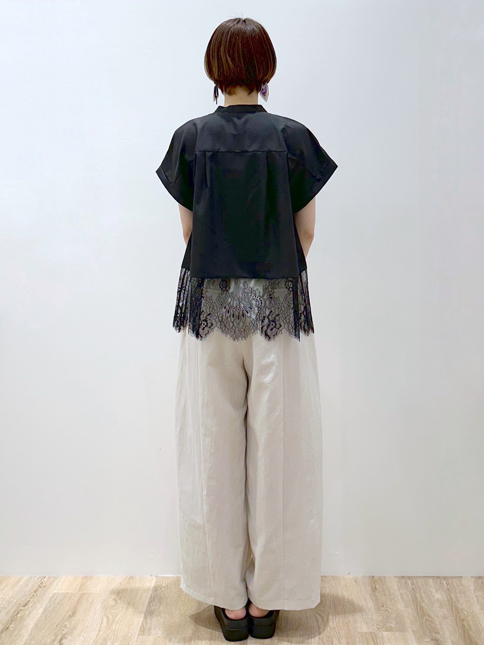 yurieさんの「OPAQUE.CLIP｜裾レースフレンチスリーブブラウス【洗濯機OK】」を使ったコーディネート