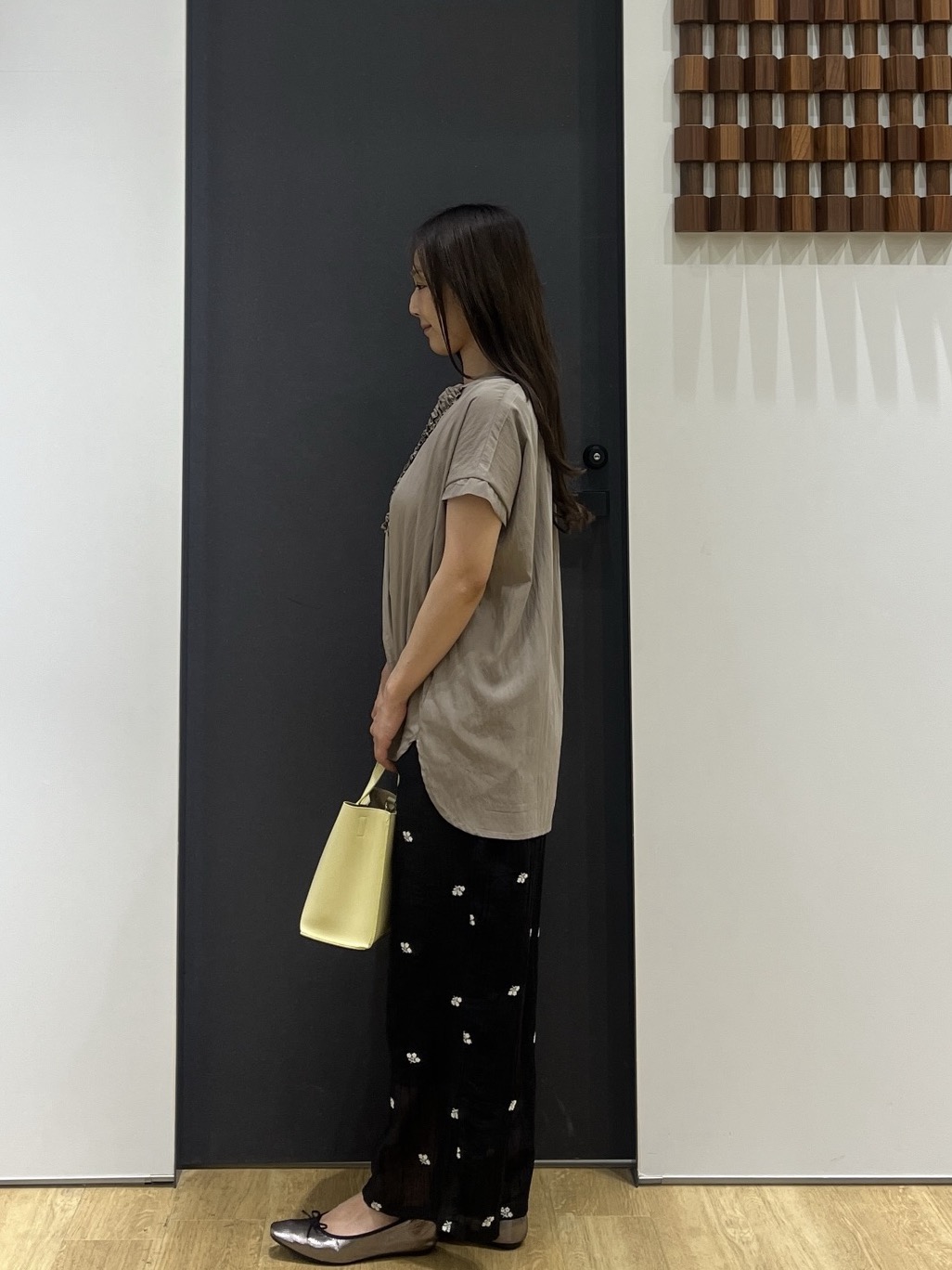 Minaさんの「Dessin｜バンドカラーフロントフリルブラウス」を使ったコーディネート