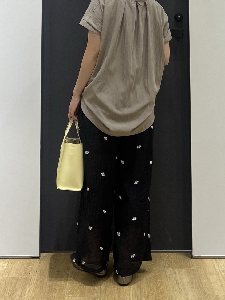 Minaさんの「Dessin｜バンドカラーフロントフリルブラウス」を使ったコーディネート
