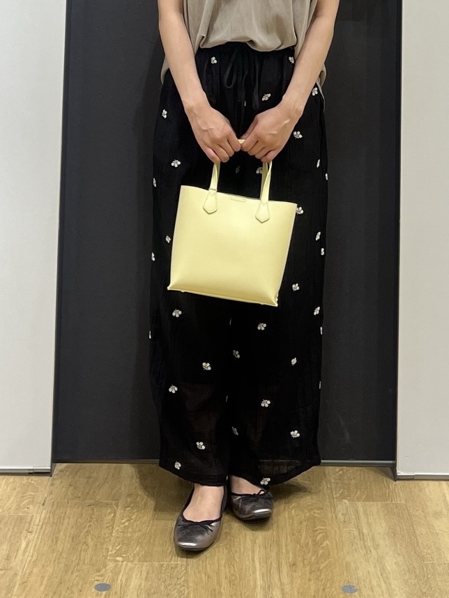 Minaさんの「Dessin｜バンドカラーフロントフリルブラウス」を使ったコーディネート