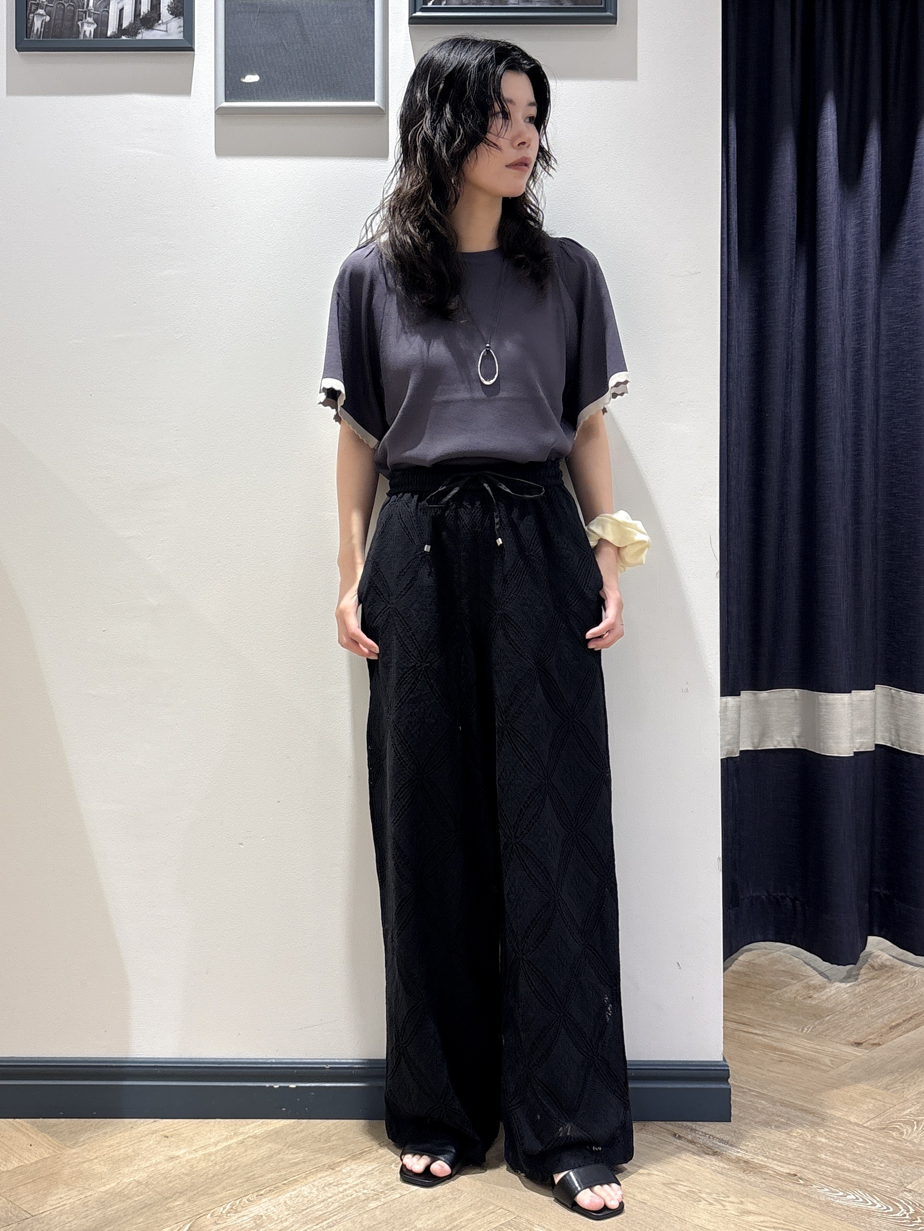 kikiさんの「grove｜高評価！【シリーズ累計36万枚！名品ニット】やわらかドライタッチ スカラップスリーブニット」を使ったコーディネート