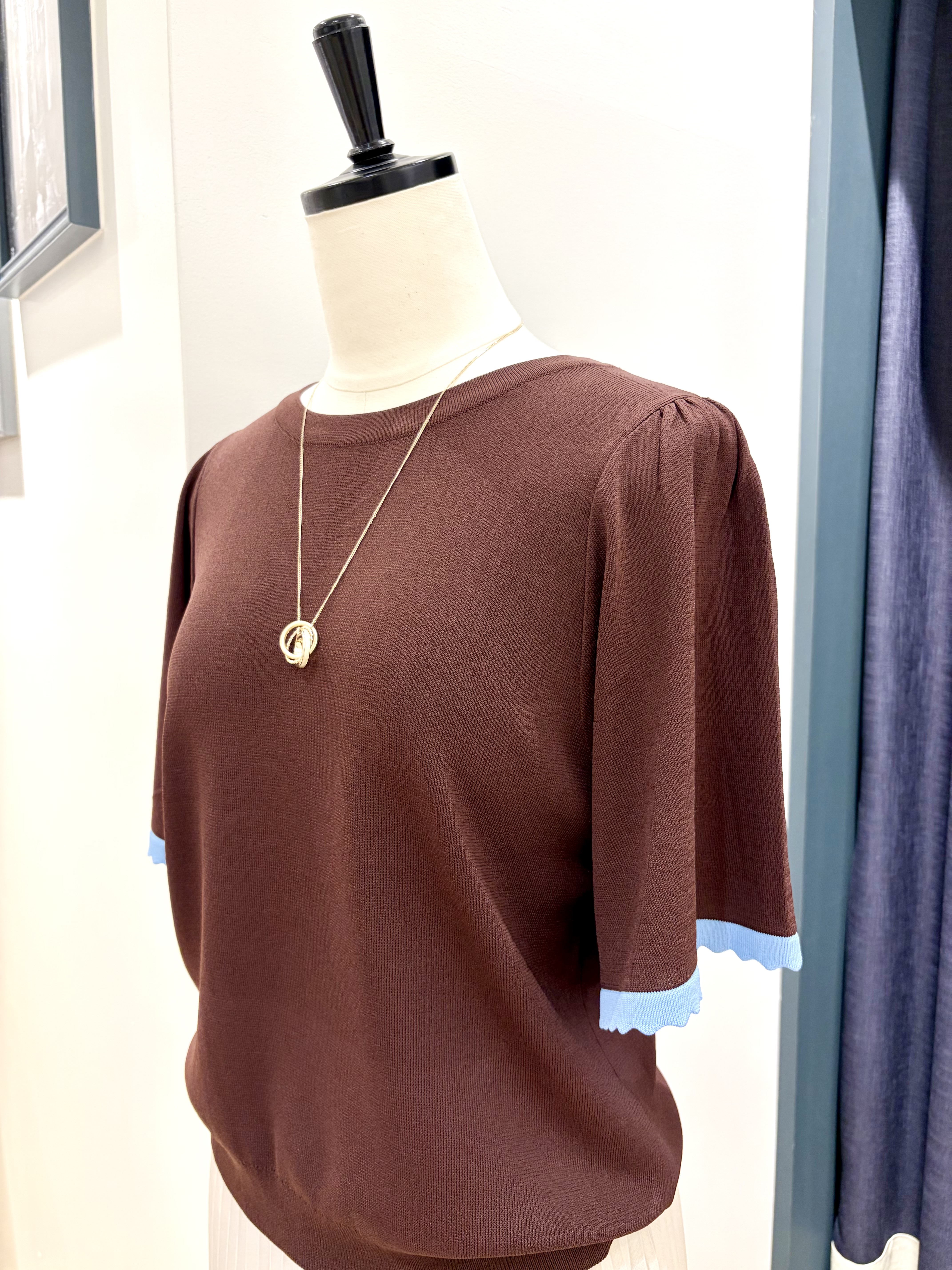 kikiさんの「grove｜高評価！【シリーズ累計36万枚！名品ニット】やわらかドライタッチ スカラップスリーブニット」を使ったコーディネート