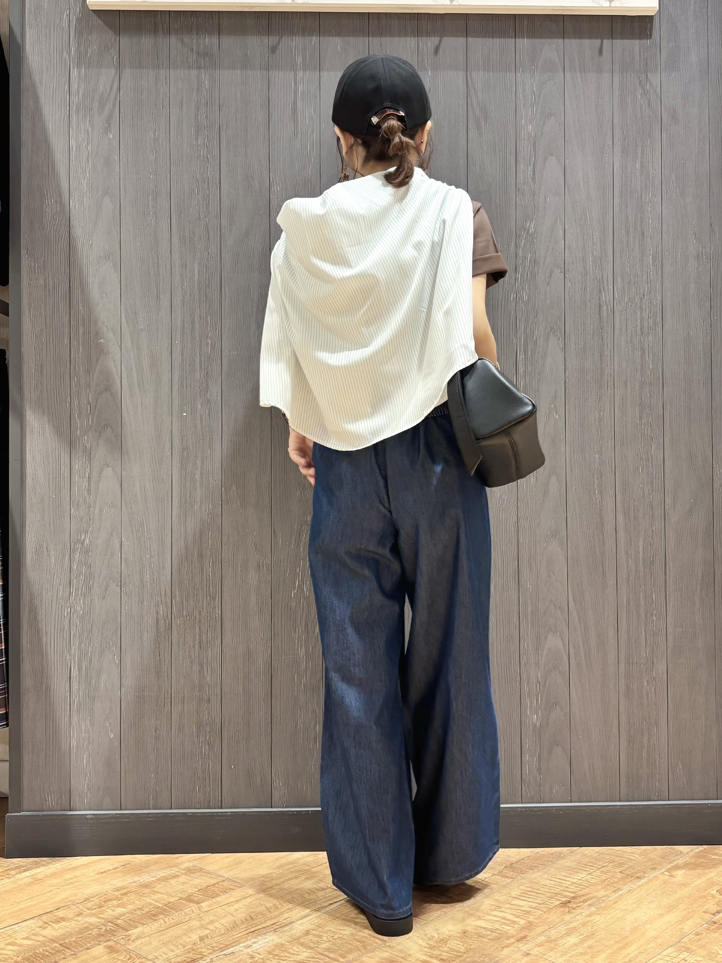 meiさんの「SHOO･LA･RUE｜【UV/吸水速乾/洗濯後しわになりにくい】ラッシュガードにもなる ストライプシャツ」を使ったコーディネート
