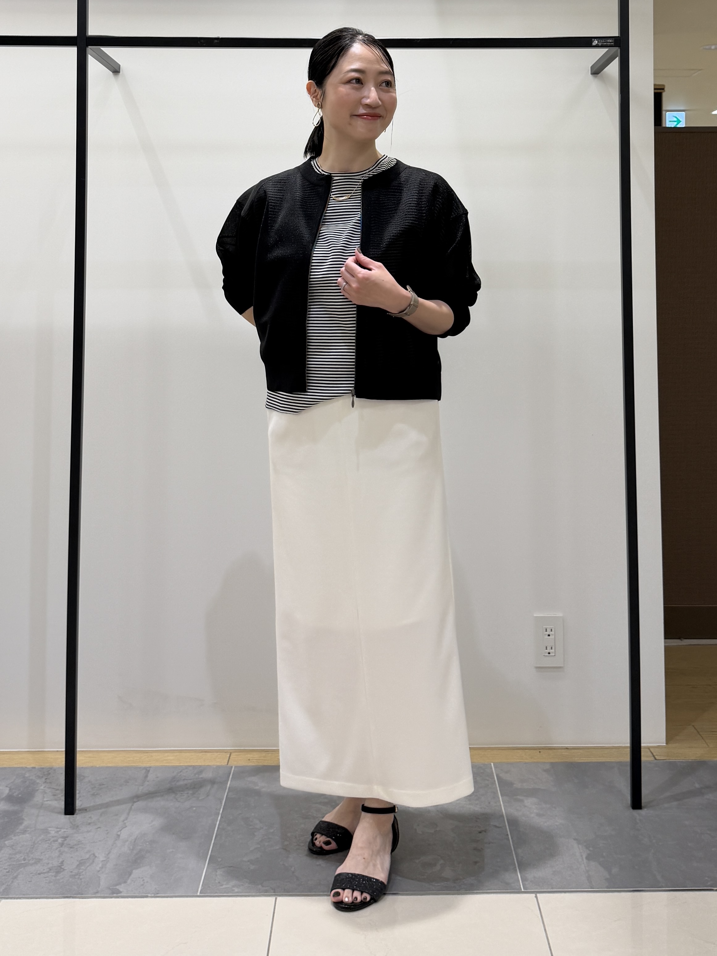 shihoさんの「INDIVI｜【洗える／シアーラメ】ブルゾン風ジップアップニットカーディガン」を使ったコーディネート