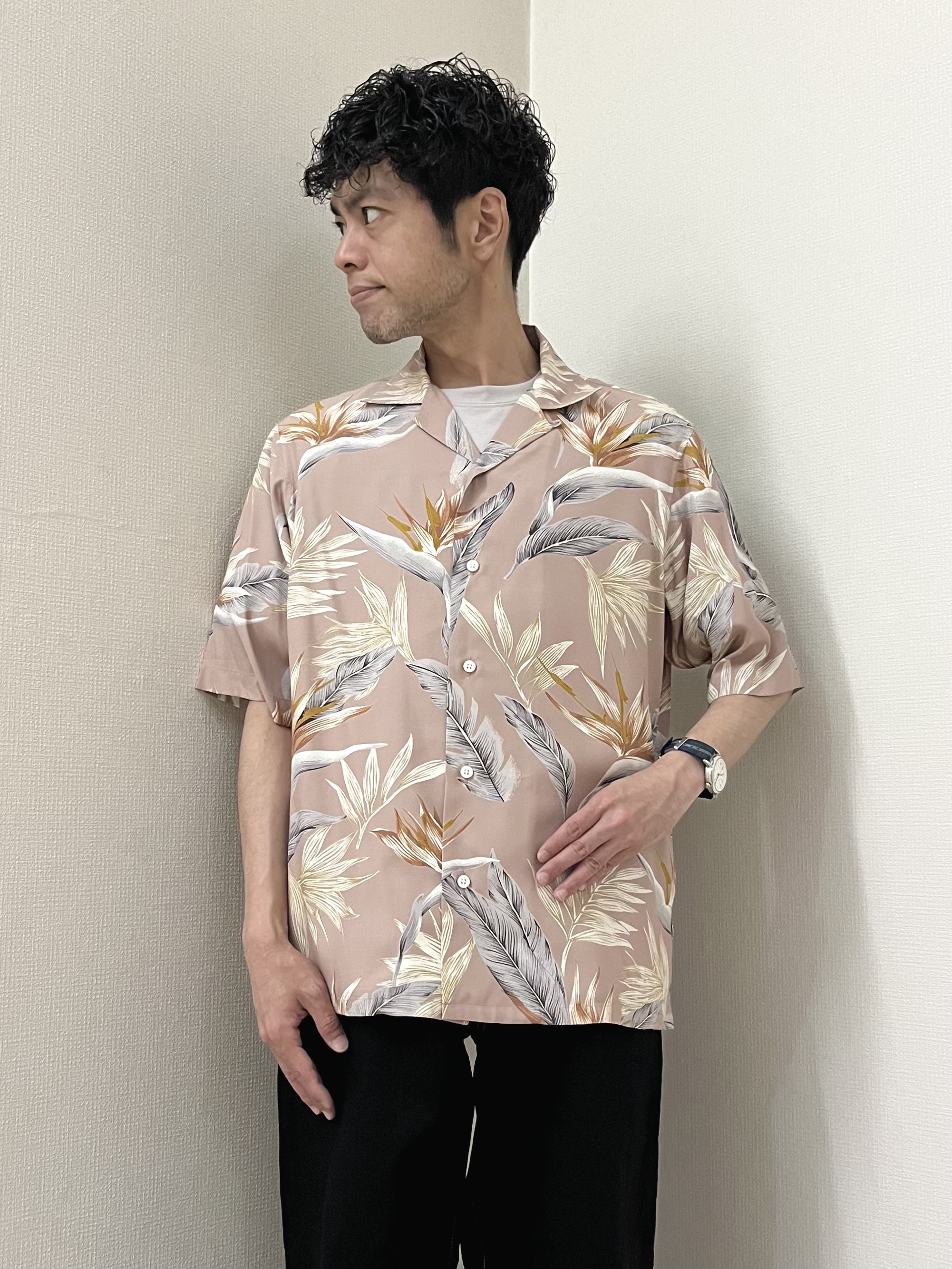 URAさんの「TAKEO KIKUCHI｜【BOWLER HAT LABEL】トロピカルフローラル レーヨンシャツ」を使ったコーディネート