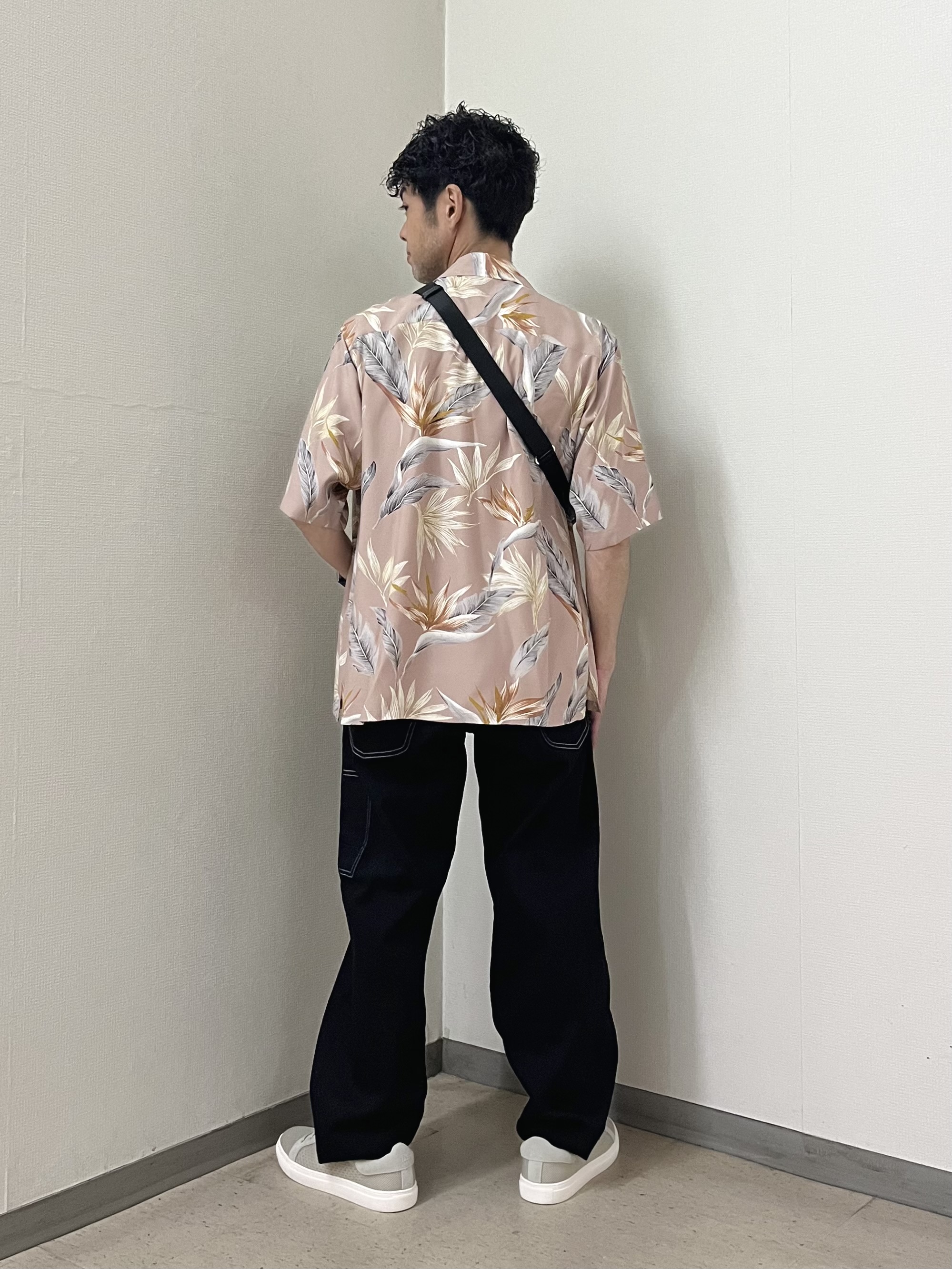 URAさんの「TAKEO KIKUCHI｜【BOWLER HAT LABEL】トロピカルフローラル レーヨンシャツ」を使ったコーディネート