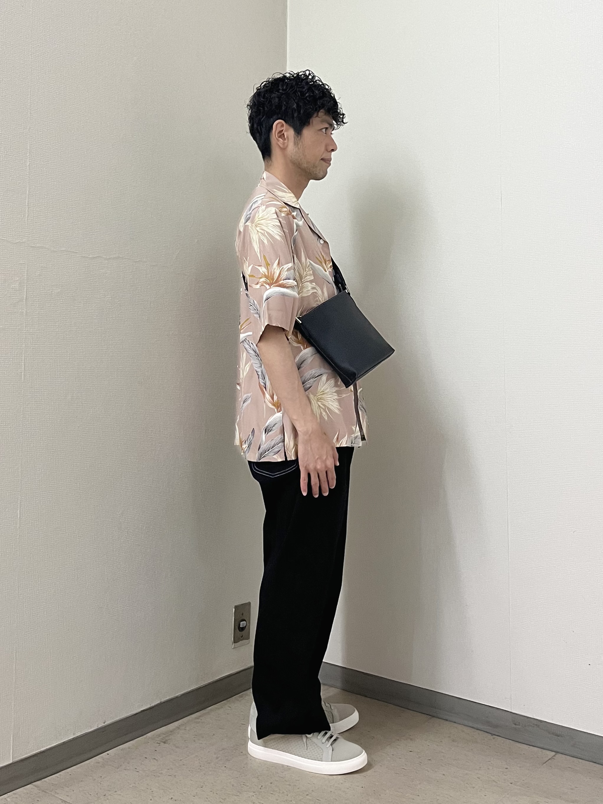 URAさんの「TAKEO KIKUCHI｜【BOWLER HAT LABEL】トロピカルフローラル レーヨンシャツ」を使ったコーディネート