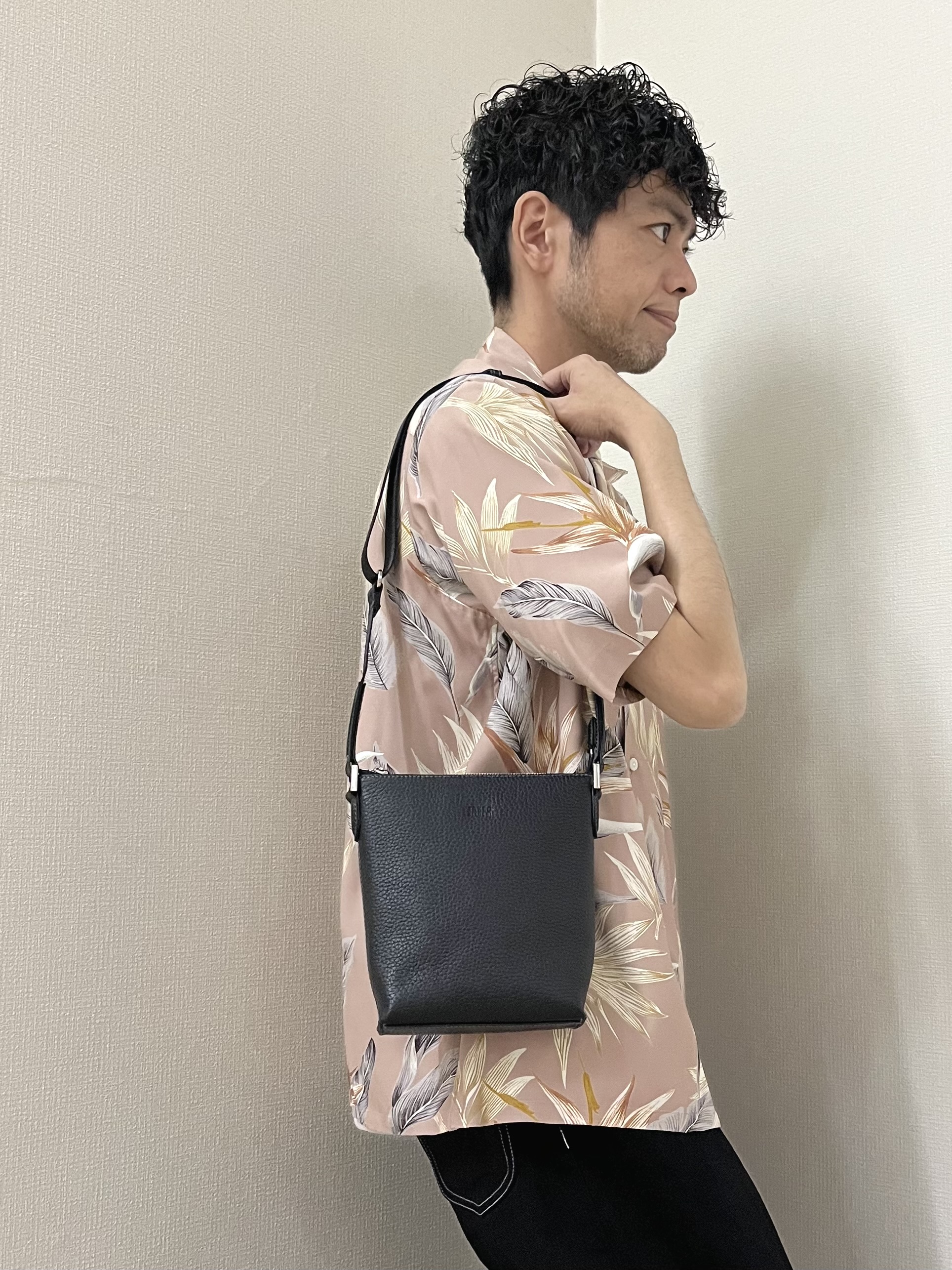 URAさんの「TAKEO KIKUCHI｜【BOWLER HAT LABEL】トロピカルフローラル レーヨンシャツ」を使ったコーディネート
