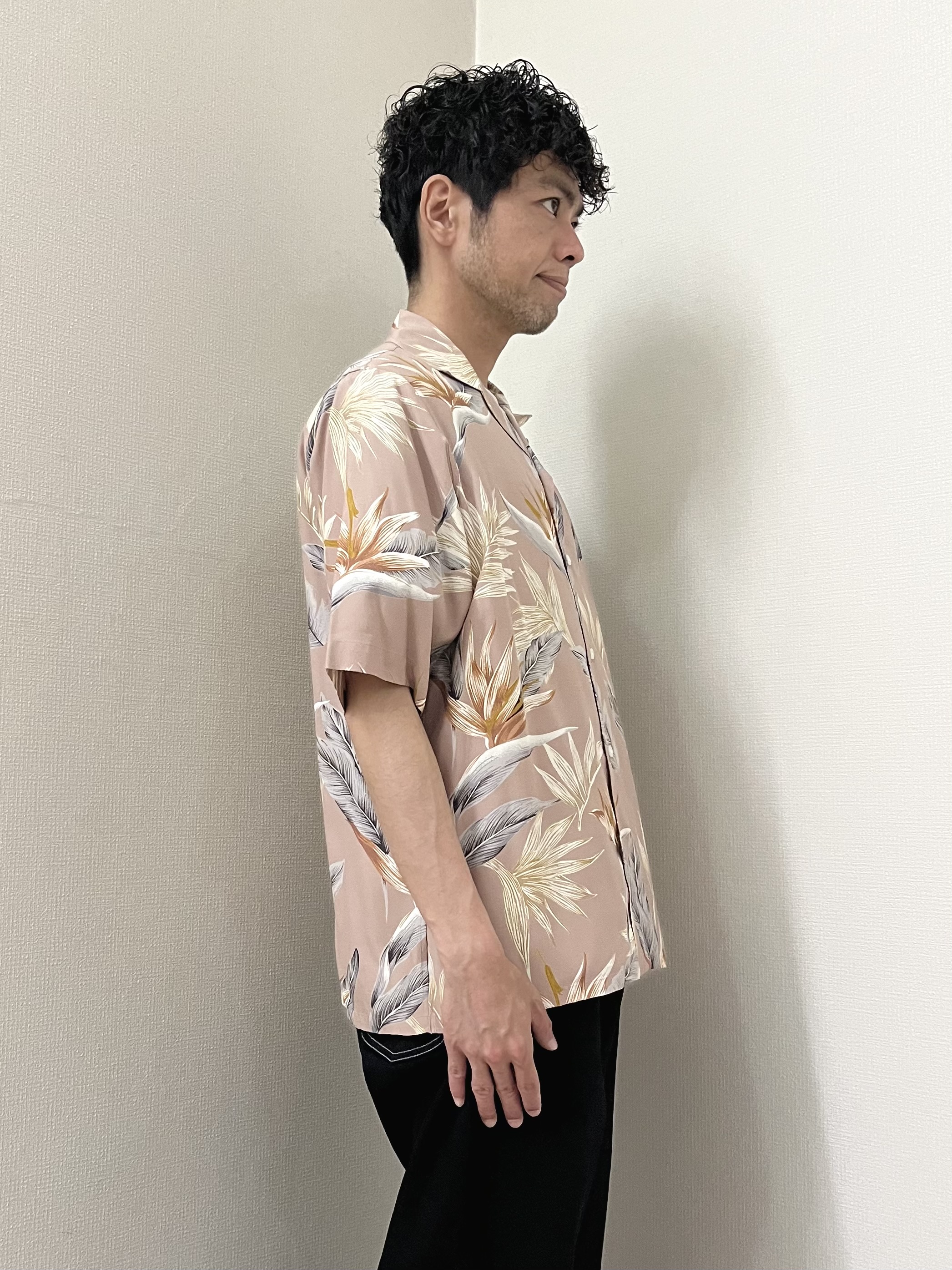 URAさんの「TAKEO KIKUCHI｜【BOWLER HAT LABEL】トロピカルフローラル レーヨンシャツ」を使ったコーディネート
