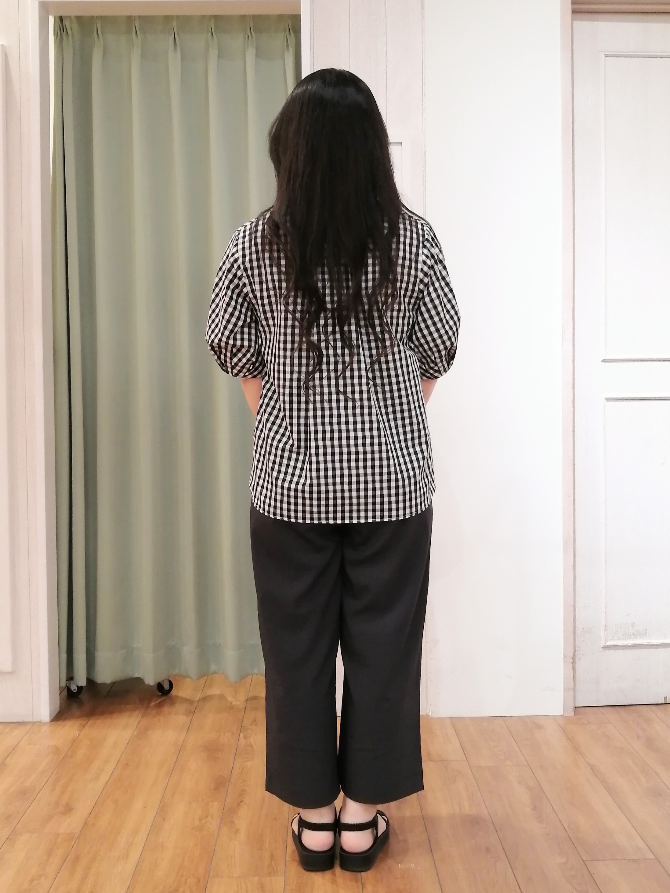あきなさんの「SHOO･LA･RUE｜【高レビュー/洗濯後しわになりにくい/インせず着られる】自然に体型カバー 麻調ペプラムブラウス」を使ったコーディネート