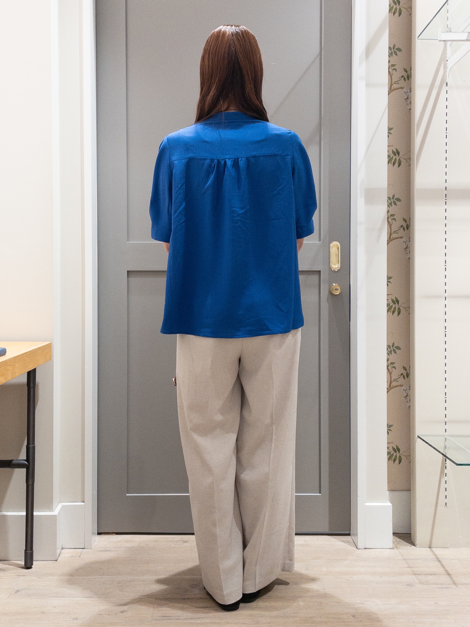 おみつさんの「grove｜【貴島明日香さん着用/体型カバー】ON・OFF使えるスモッキングタックブラウス」を使ったコーディネート
