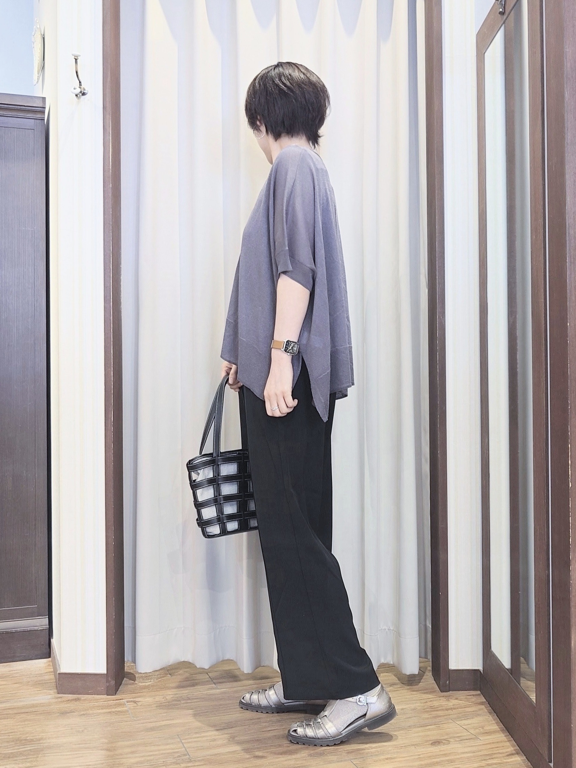 ERIKOさんの「SHOO･LA･RUE｜【洗濯機可/体型カバー】上品ラメがきらめく シアーポンチョ風カーディガン」を使ったコーディネート