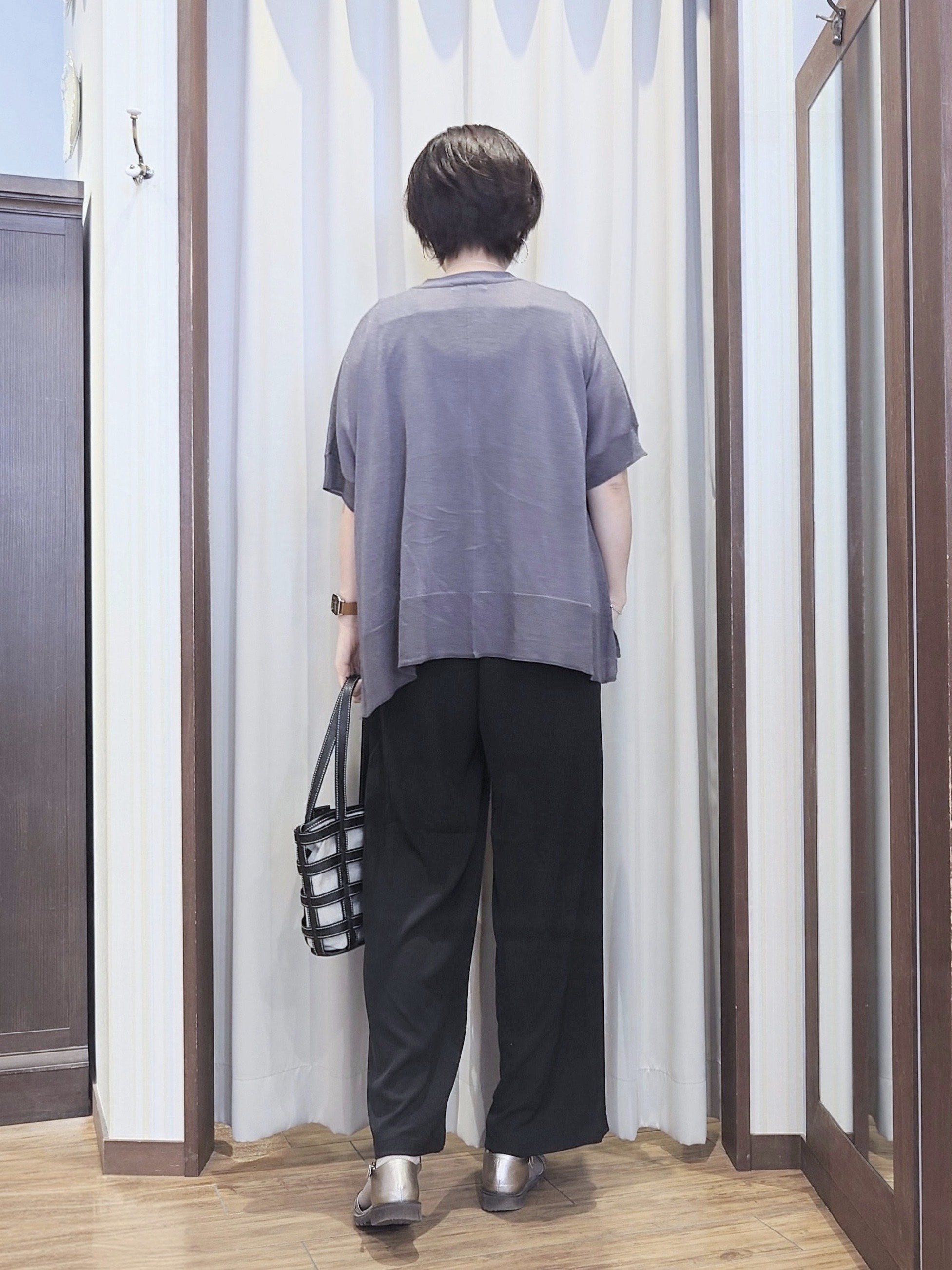 ERIKOさんの「SHOO･LA･RUE｜【洗濯機可/体型カバー】上品ラメがきらめく シアーポンチョ風カーディガン」を使ったコーディネート