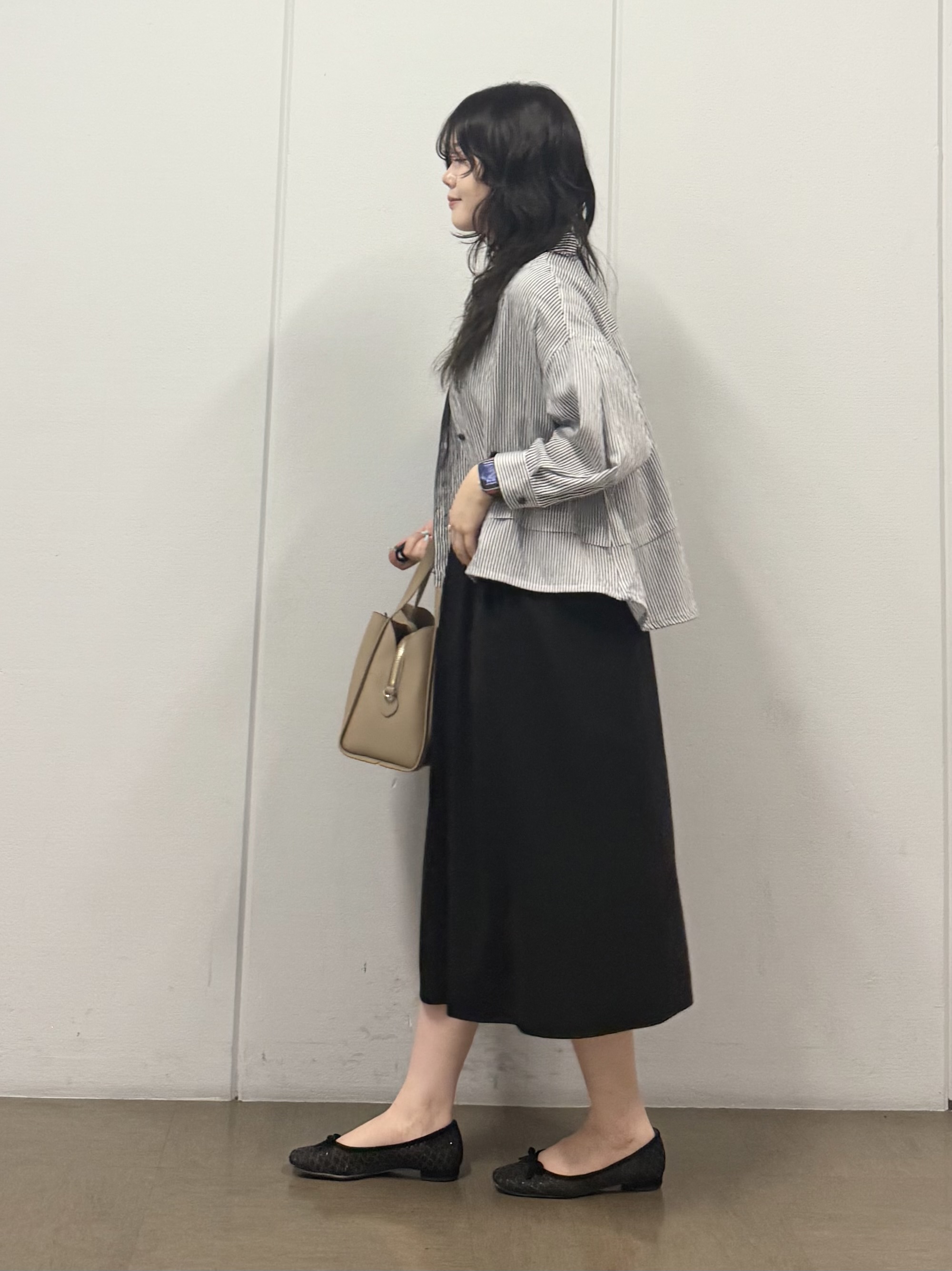 mizukiさんの「INDIVI｜【接触冷感／洗える／2WAY】ドロスト付 シアーシャンブレーシャツ」を使ったコーディネート