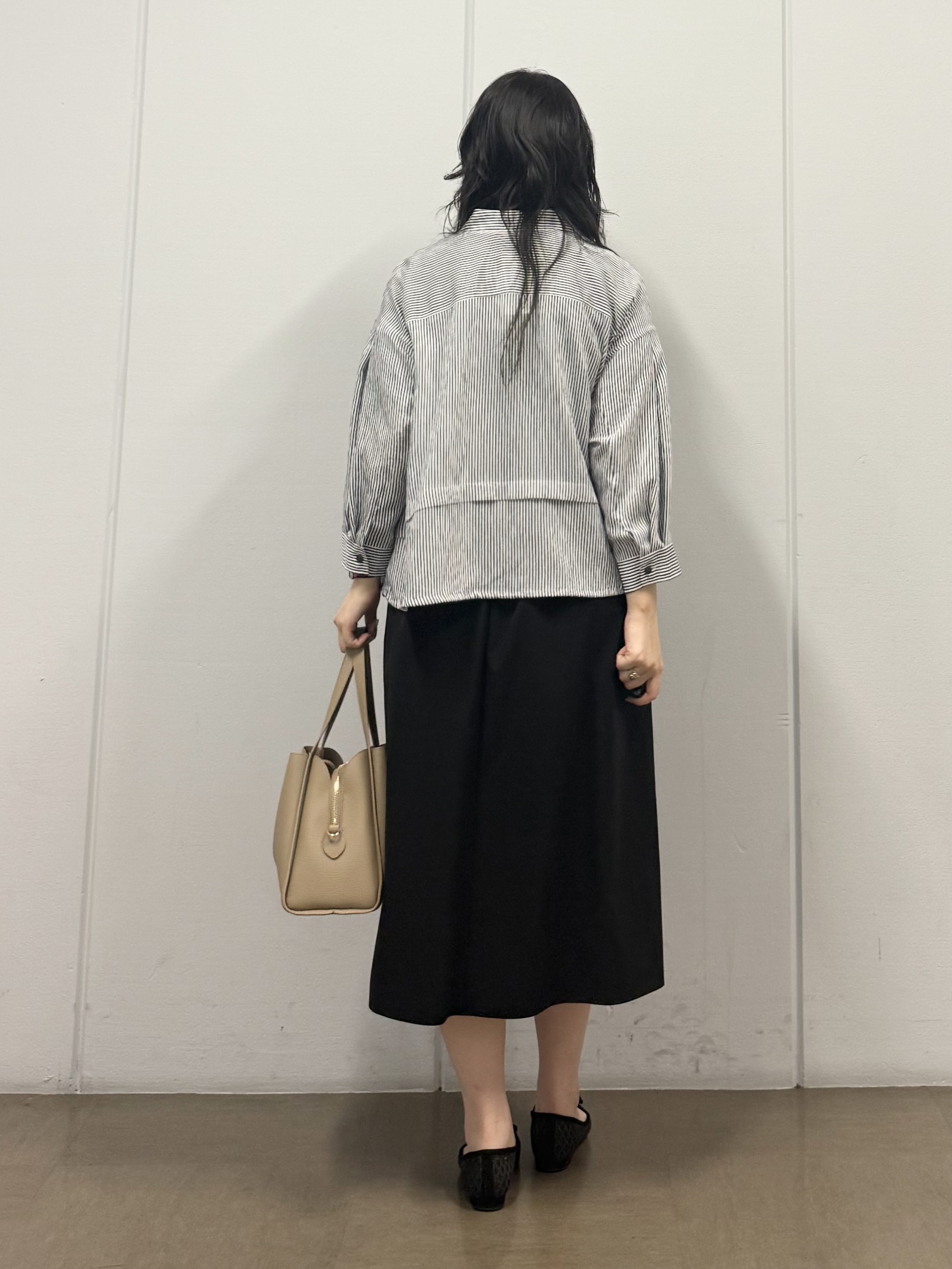 mizukiさんの「INDIVI｜【接触冷感／洗える／2WAY】ドロスト付 シアーシャンブレーシャツ」を使ったコーディネート