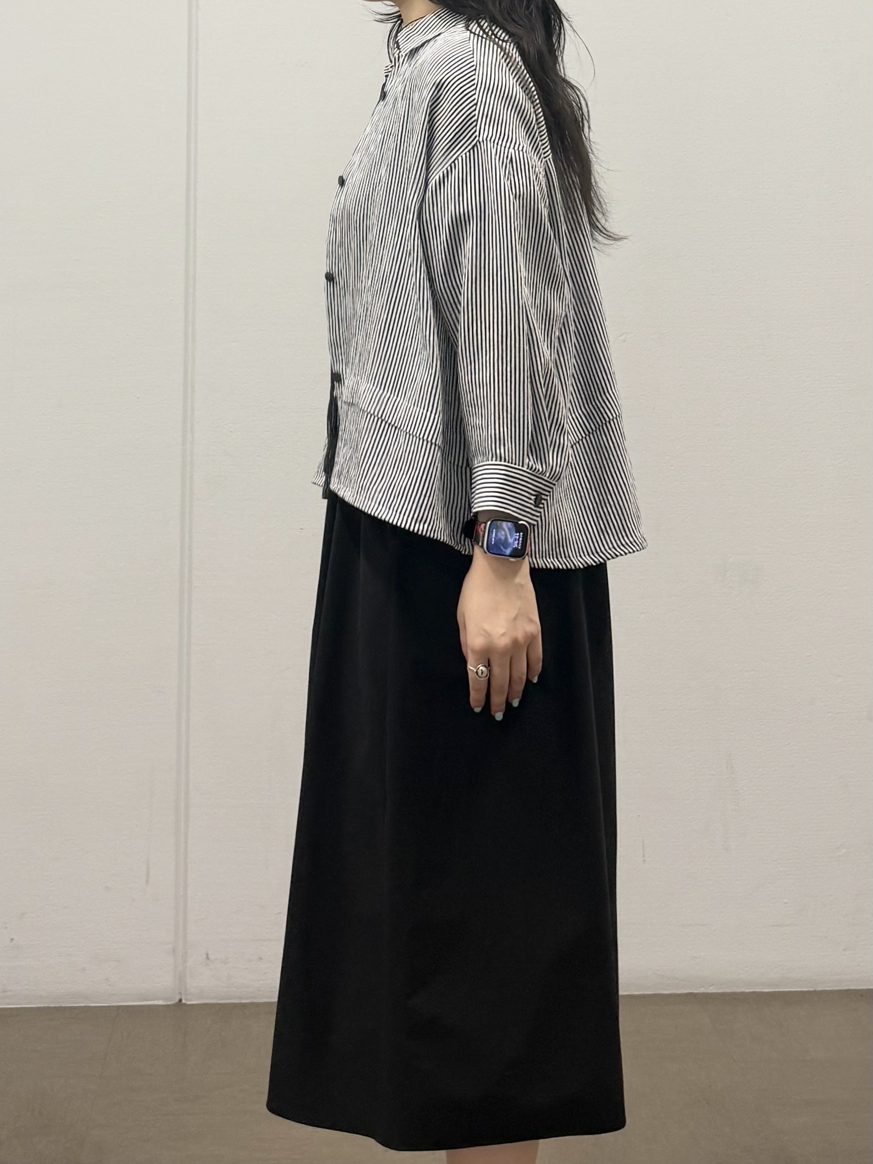mizukiさんの「INDIVI｜【接触冷感／洗える／2WAY】ドロスト付 シアーシャンブレーシャツ」を使ったコーディネート