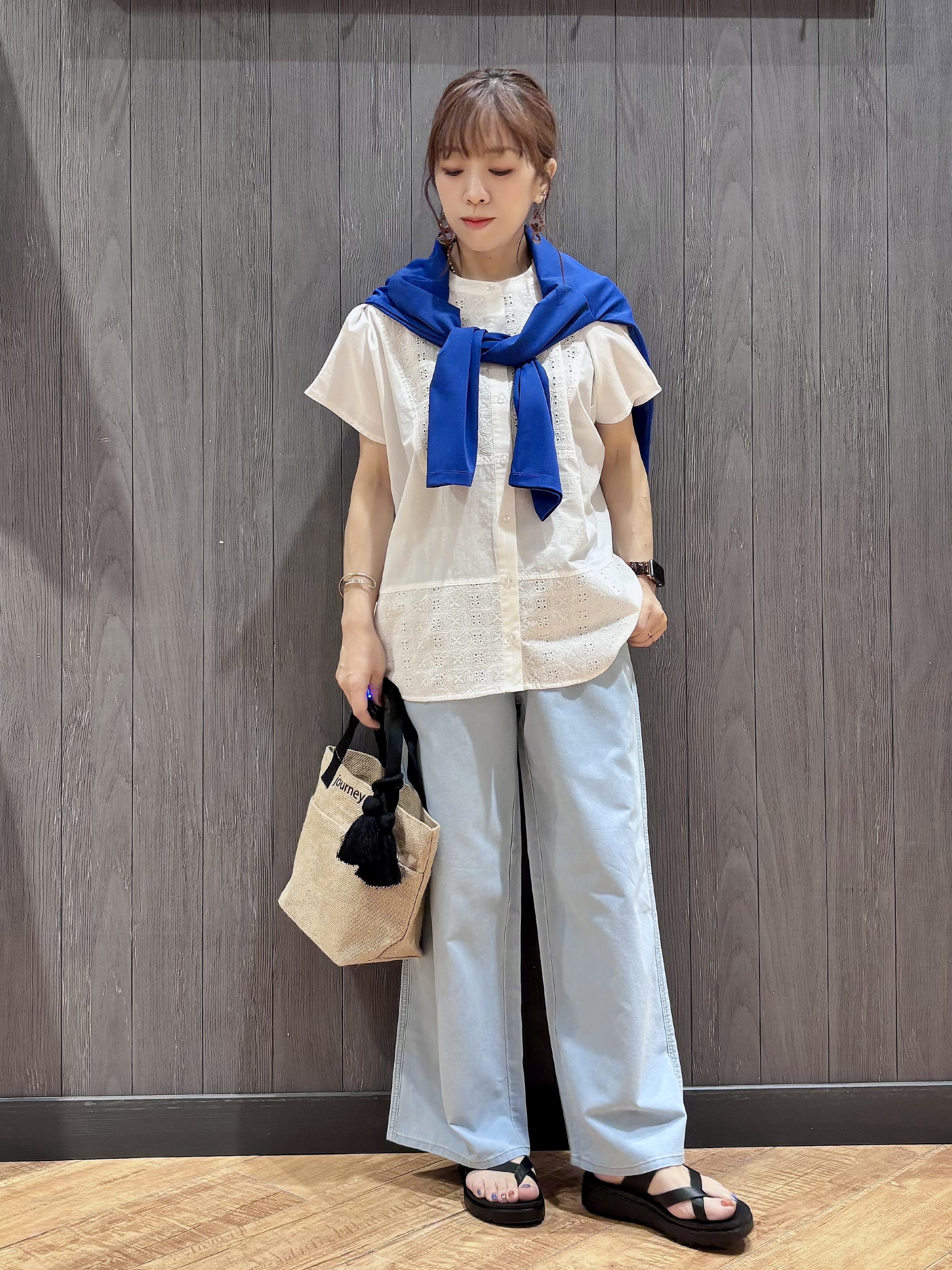 meiさんの「SHOO･LA･RUE｜【体型カバー/S~LL】インせず着られて刺繍が目を引く 切替ノーカラーブラウス」を使ったコーディネート