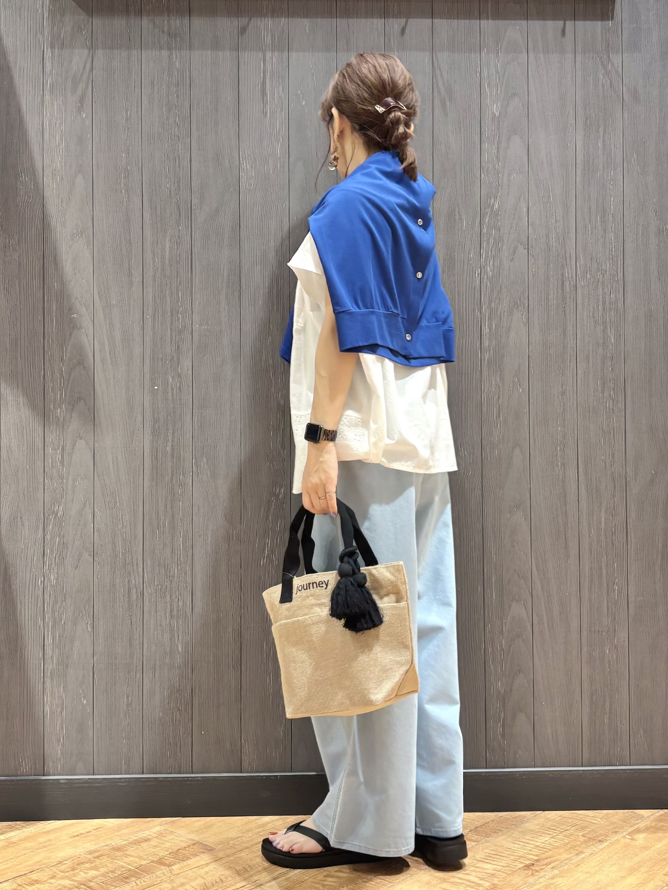 meiさんの「SHOO･LA･RUE｜【体型カバー/S~LL】インせず着られて刺繍が目を引く 切替ノーカラーブラウス」を使ったコーディネート