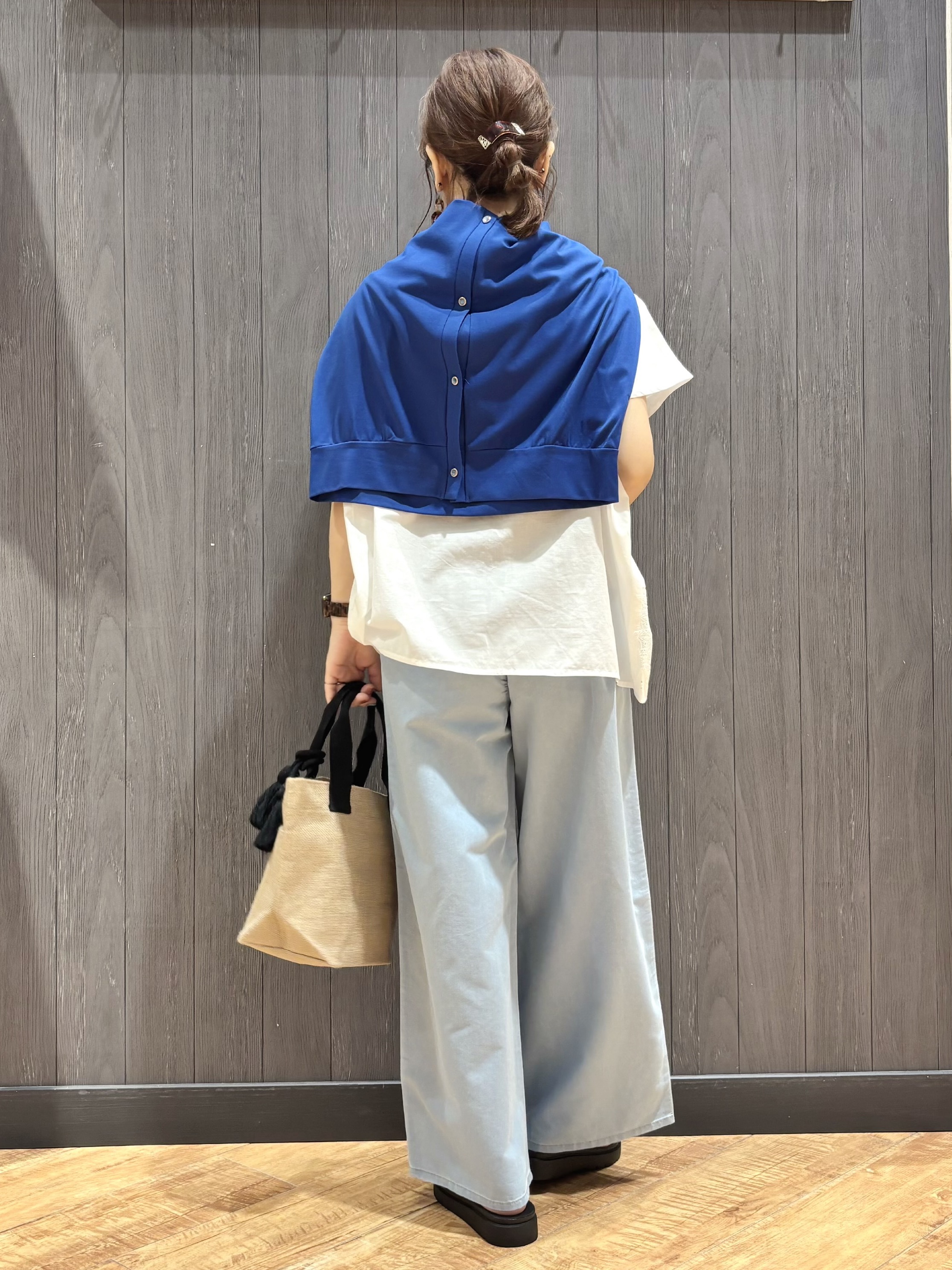 meiさんの「SHOO･LA･RUE｜【体型カバー/S~LL】インせず着られて刺繍が目を引く 切替ノーカラーブラウス」を使ったコーディネート