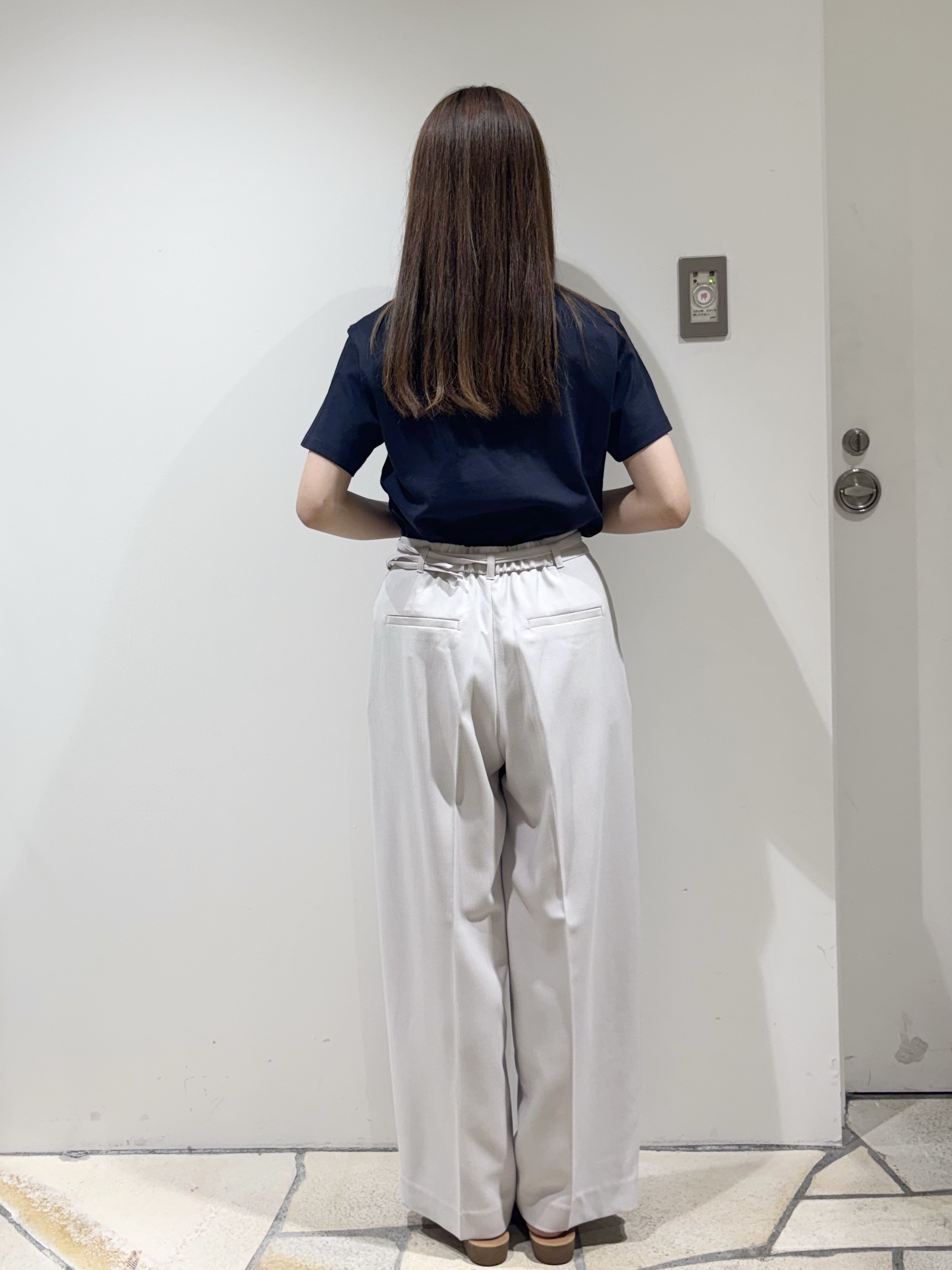 みあたんさんの「index｜【接触冷感】ビッグロゴ刺繍ビジュー付きTシャツ《洗濯機OK／UVケア》」を使ったコーディネート