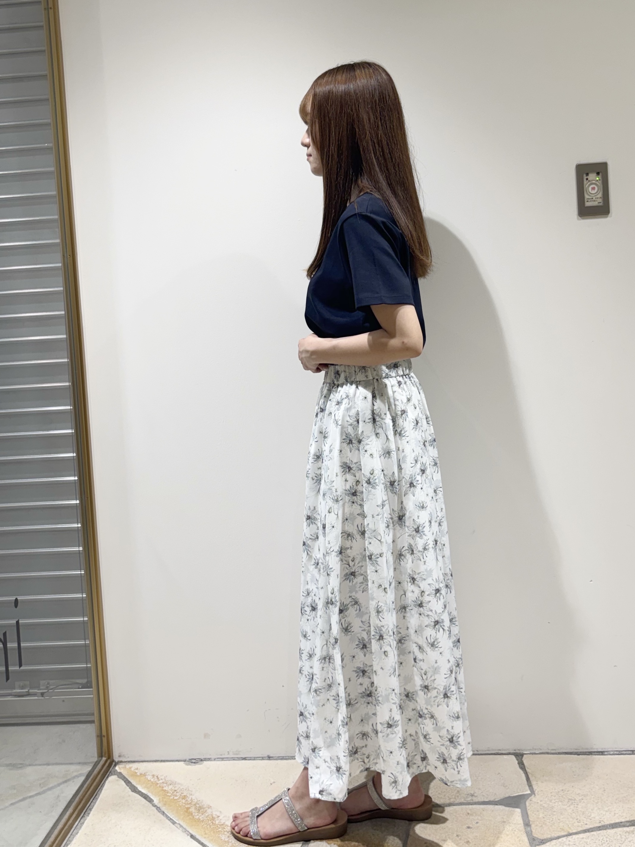 みあたんさんの「index｜【接触冷感】ビッグロゴ刺繍ビジュー付きTシャツ《洗濯機OK／UVケア》」を使ったコーディネート