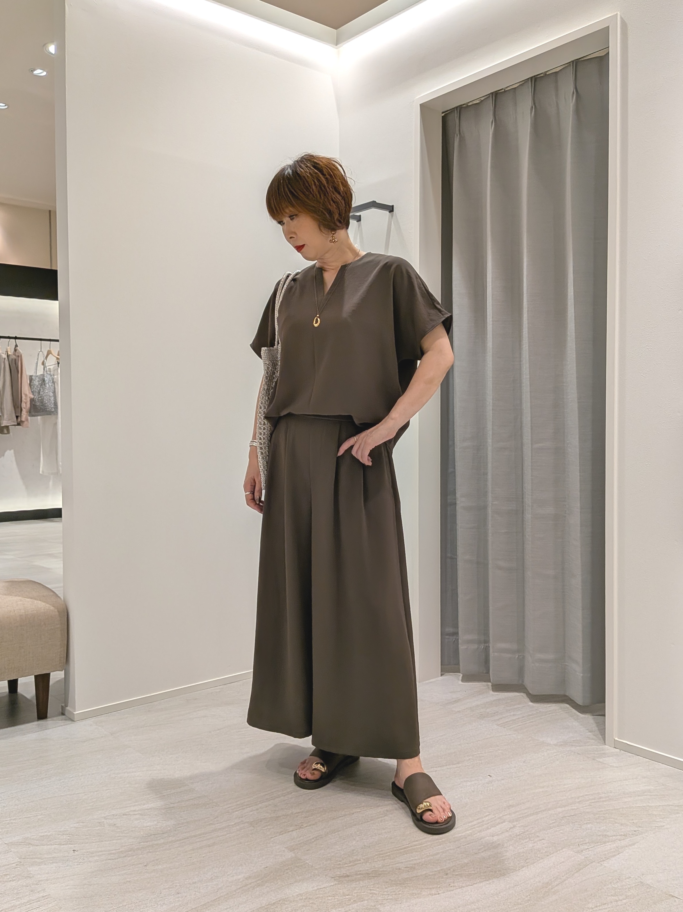 Hiromiさんの「UNTITLED｜【UV/接触冷感/セットアップ可】リラクシーキーVネックブラウス」を使ったコーディネート
